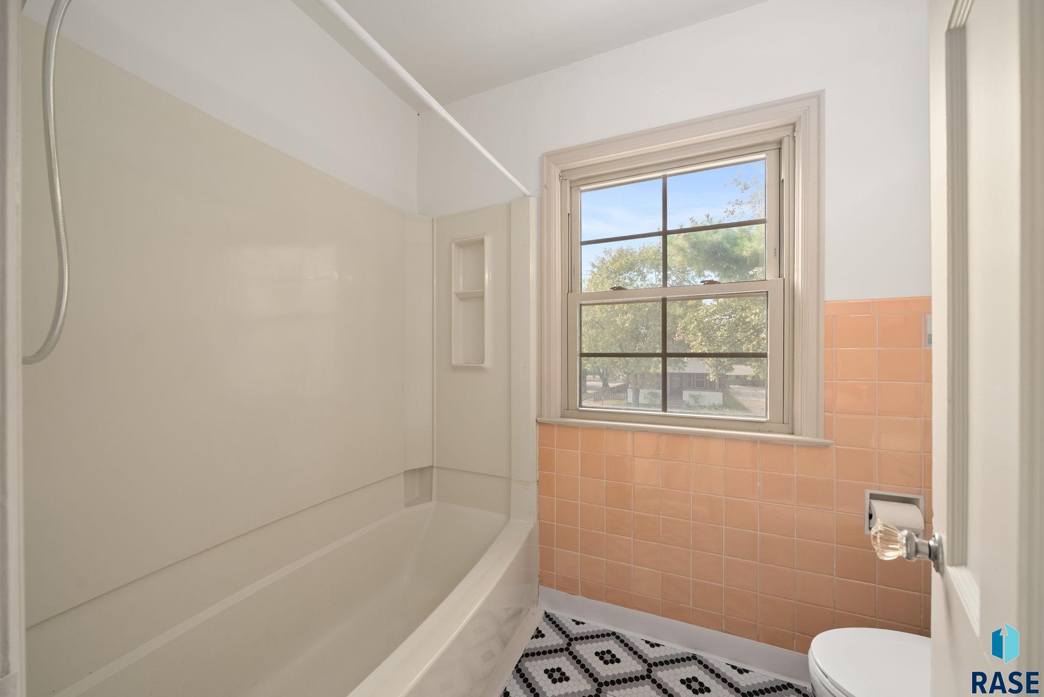 Sioux Falls, South Dakota 57104, United States, 3 Bedrooms Bedrooms, ,2 BathroomsBathrooms,Residential,Active,220706