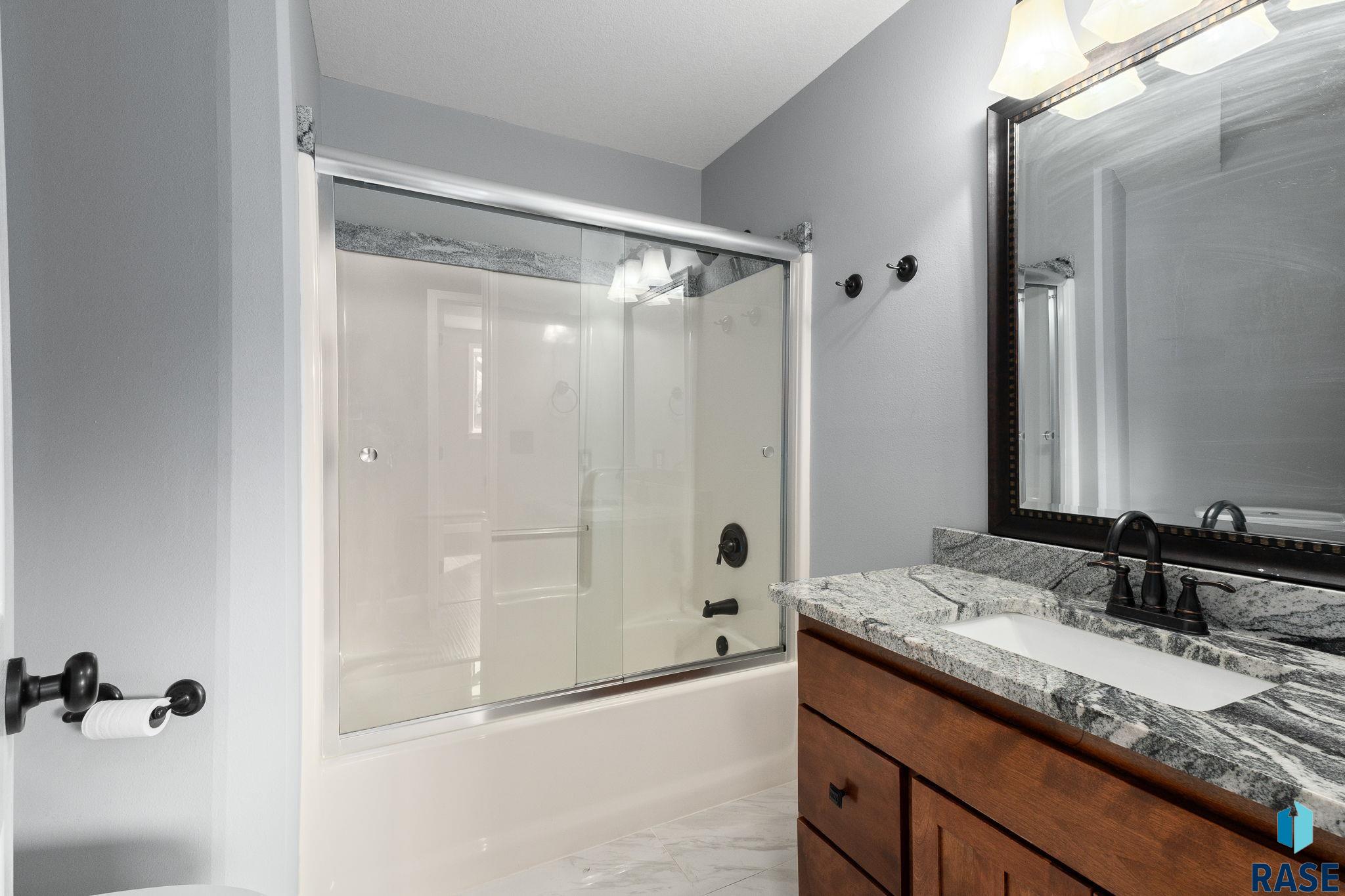 Sioux Falls, South Dakota 57106, United States, 4 Bedrooms Bedrooms, ,2 BathroomsBathrooms,Residential,Contingent,82018