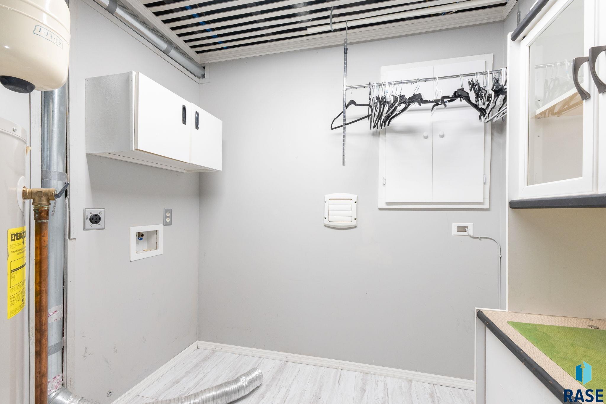 Sioux Falls, South Dakota 57106, United States, 4 Bedrooms Bedrooms, ,2 BathroomsBathrooms,Residential,Contingent,82018