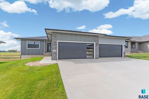 Photo of 1721 N CONCORD Dr, Sioux Falls, SD 57110 (MLS # 22502259)