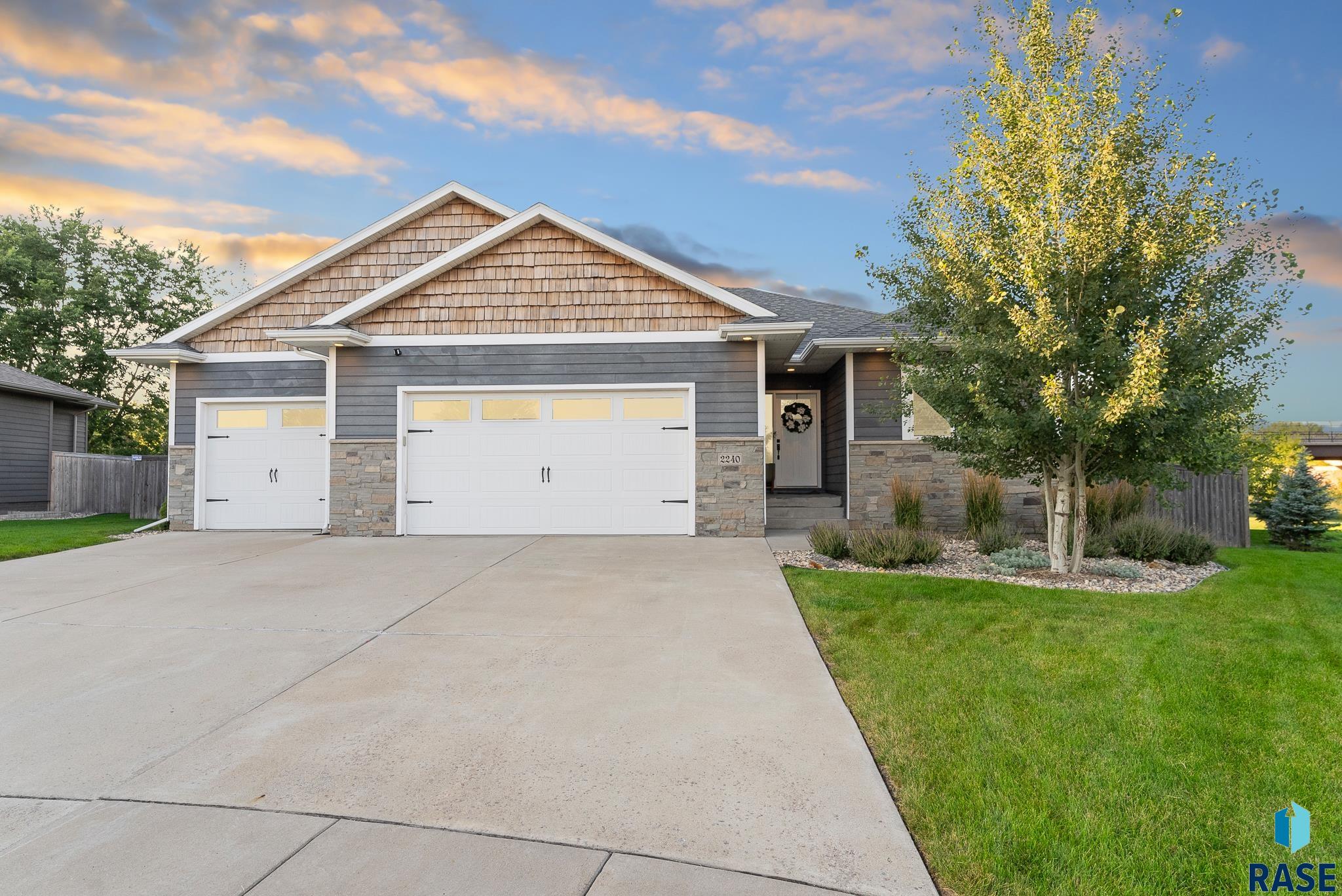 2240 E Stone Pointe Cir Circle, Sioux Falls, South Dakota image 1