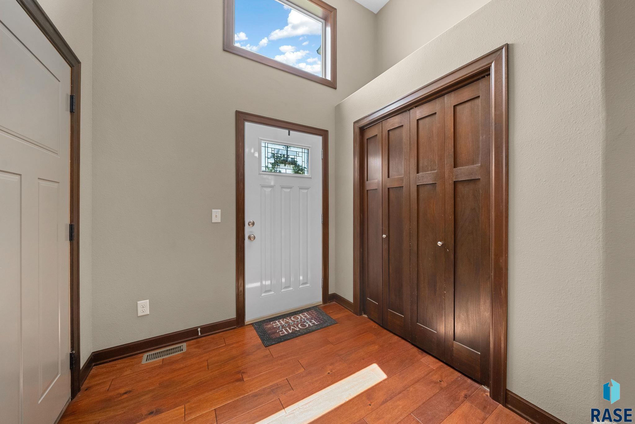 Sioux Falls, South Dakota 57110, United States, 3 Bedrooms Bedrooms, ,3 BathroomsBathrooms,Residential,Active,172601