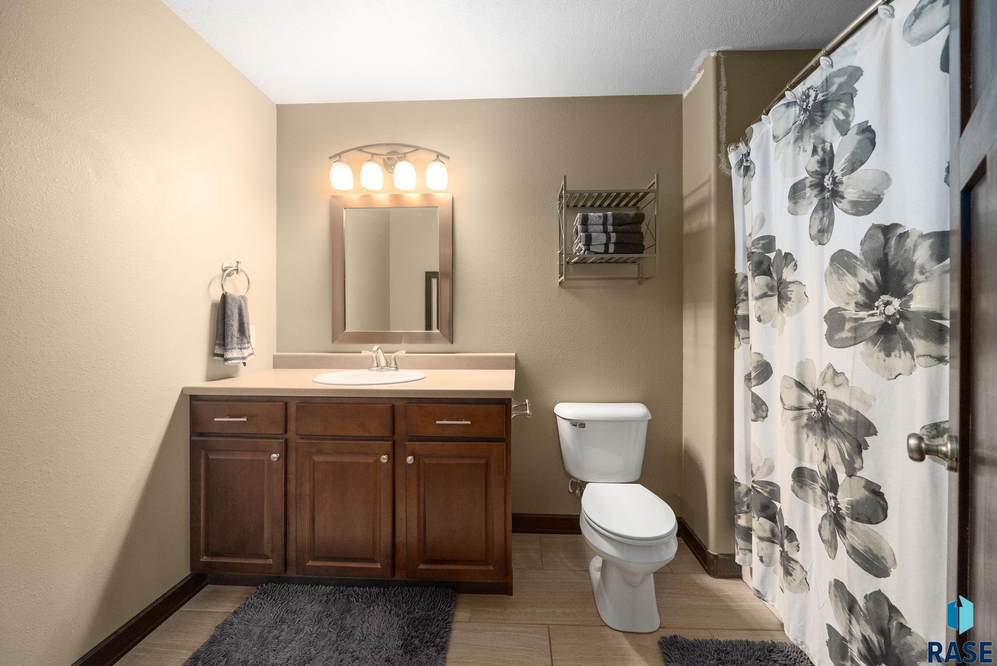 Sioux Falls, South Dakota 57110, United States, 3 Bedrooms Bedrooms, ,3 BathroomsBathrooms,Residential,Active,172601