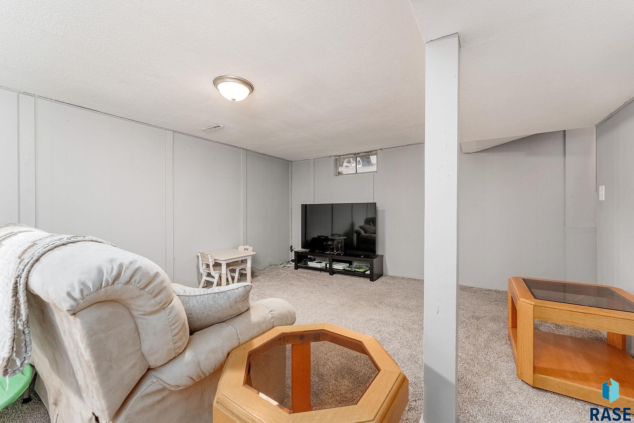 Sioux Falls, South Dakota 57103, United States, 3 Bedrooms Bedrooms, ,1 BathroomBathrooms,Residential,Contingent,82709