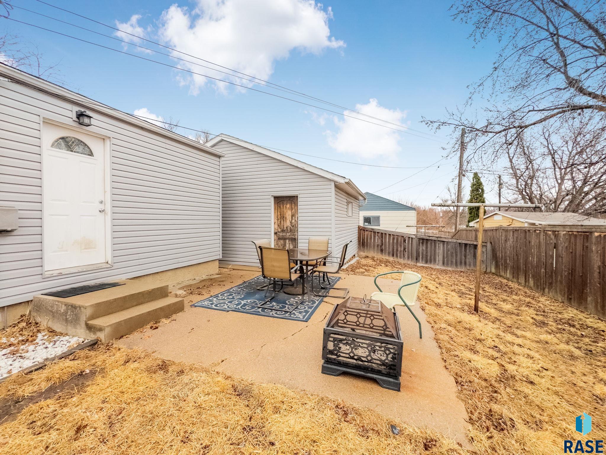 Sioux Falls, South Dakota 57103, United States, 3 Bedrooms Bedrooms, ,1 BathroomBathrooms,Residential,Contingent,82709