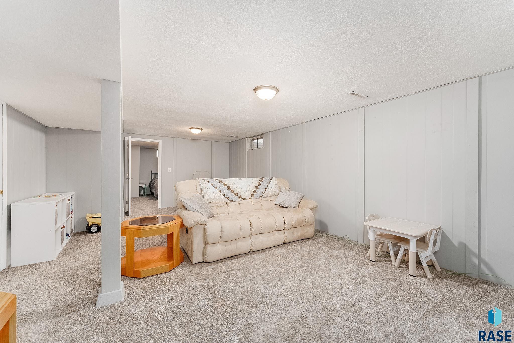 Sioux Falls, South Dakota 57103, United States, 3 Bedrooms Bedrooms, ,1 BathroomBathrooms,Residential,Contingent,82709