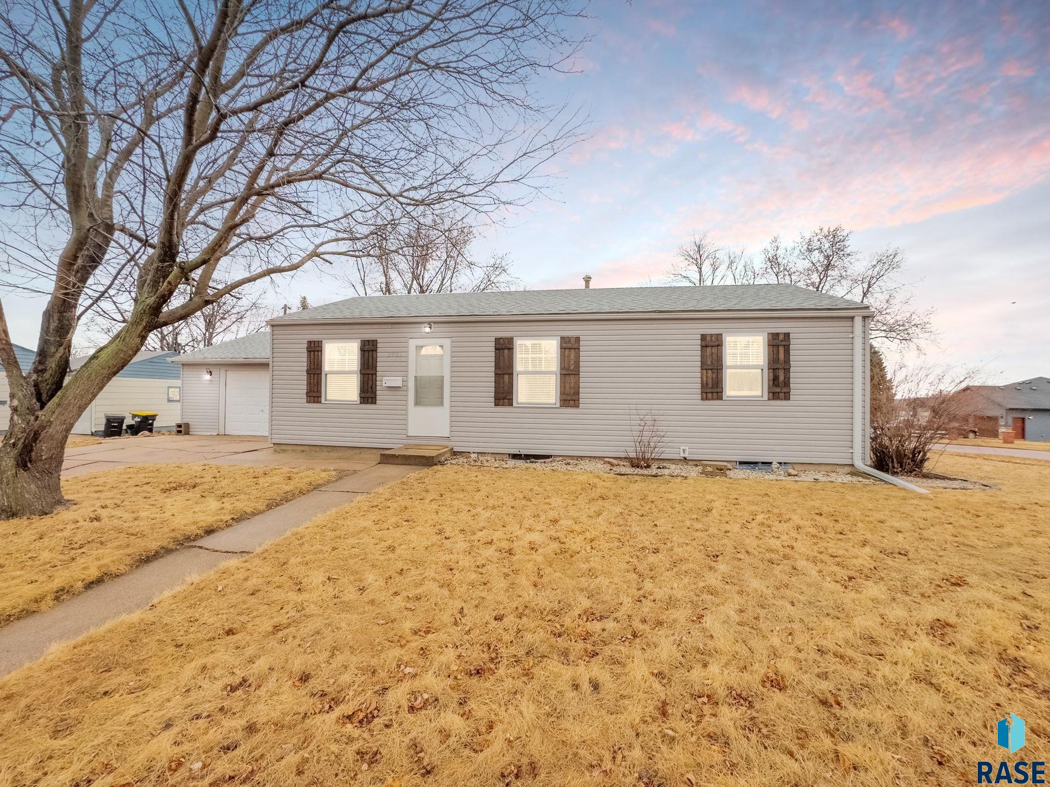 Sioux Falls, South Dakota 57103, United States, 3 Bedrooms Bedrooms, ,1 BathroomBathrooms,Residential,Contingent,82709