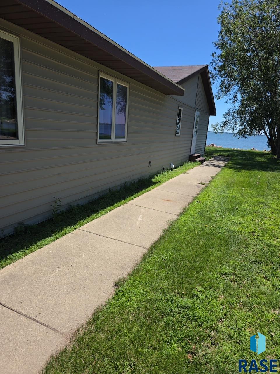 162 NW Lake Dr