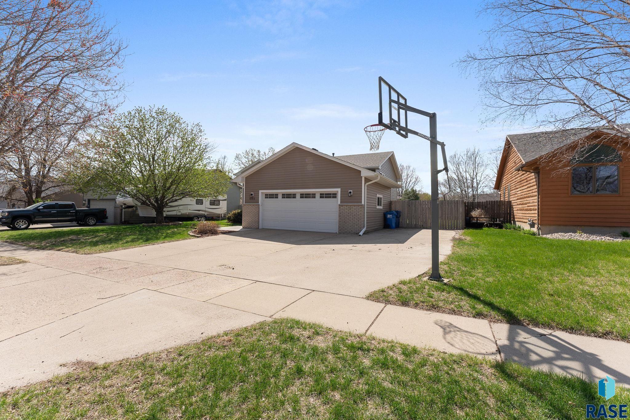 605 Quail Cir Circle, Harrisburg, South Dakota image 2