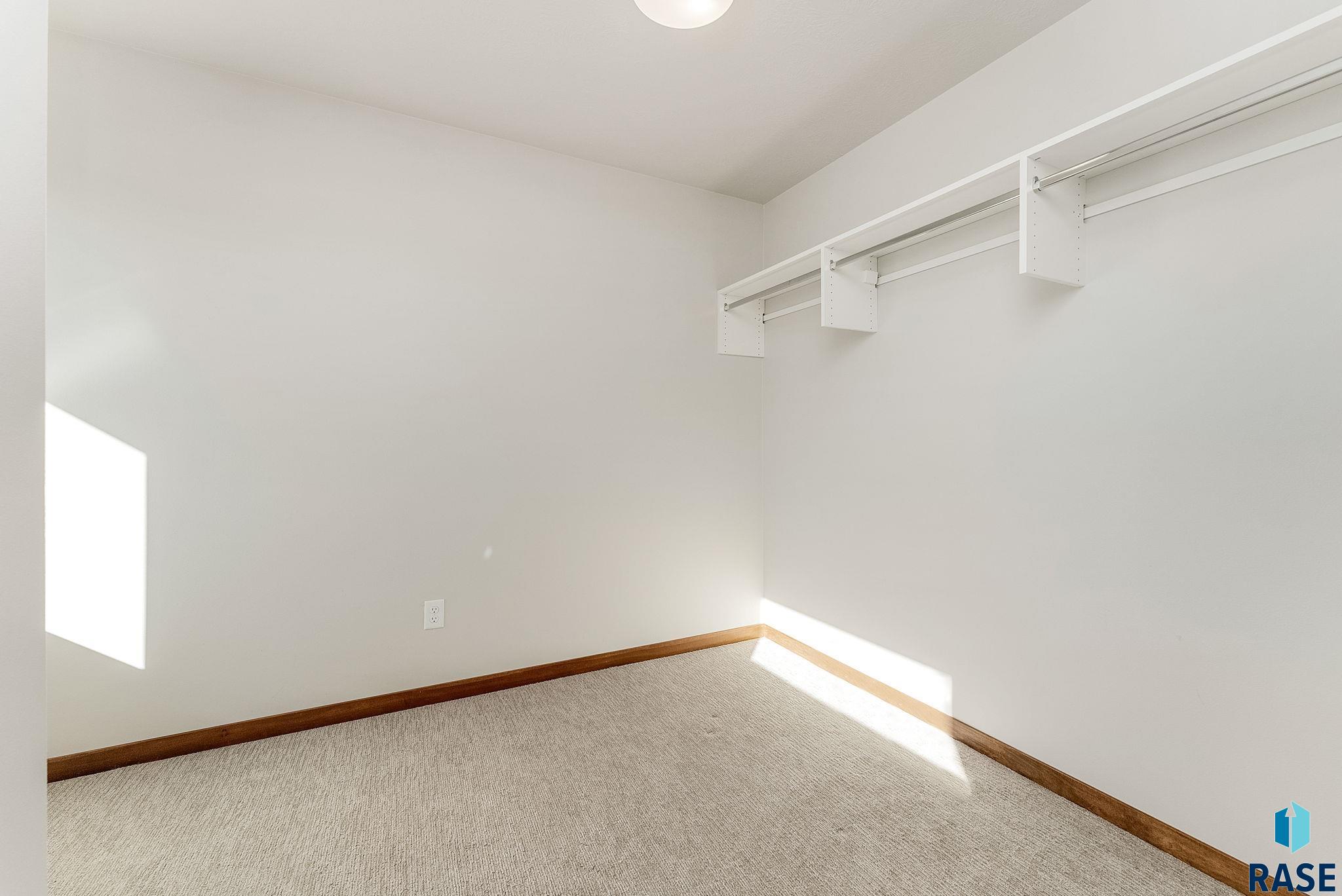 Sioux Falls, South Dakota 57108, United States, 3 Bedrooms Bedrooms, ,2 BathroomsBathrooms,Residential,Contingent,79678