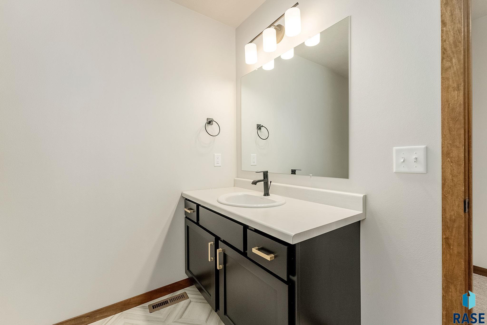 Sioux Falls, South Dakota 57108, United States, 3 Bedrooms Bedrooms, ,2 BathroomsBathrooms,Residential,Contingent,79678