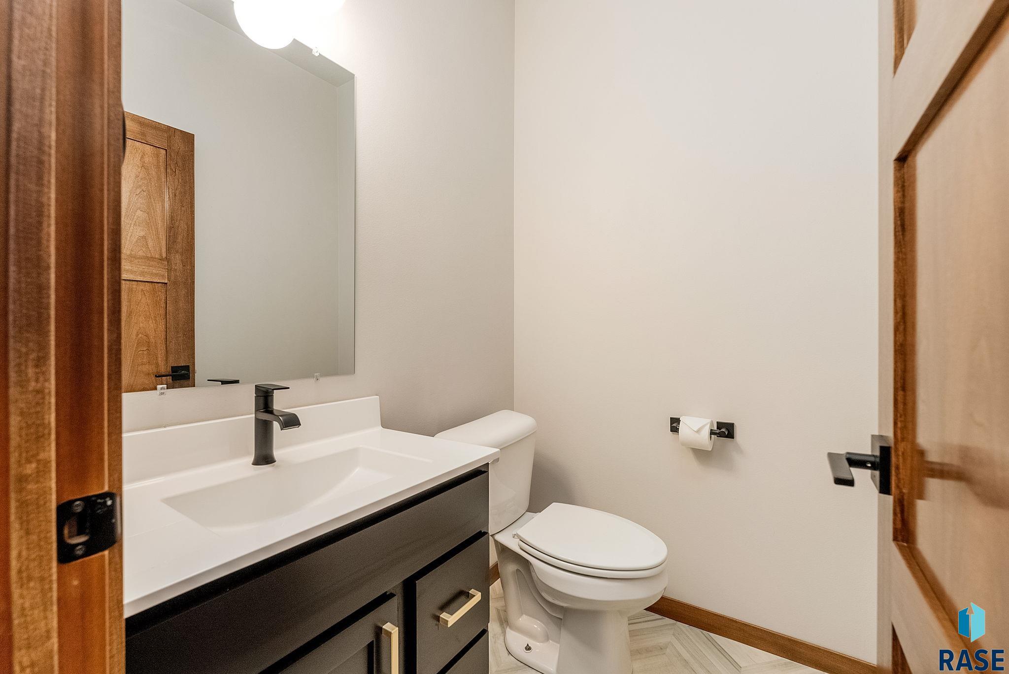 Sioux Falls, South Dakota 57108, United States, 3 Bedrooms Bedrooms, ,2 BathroomsBathrooms,Residential,Contingent,79678