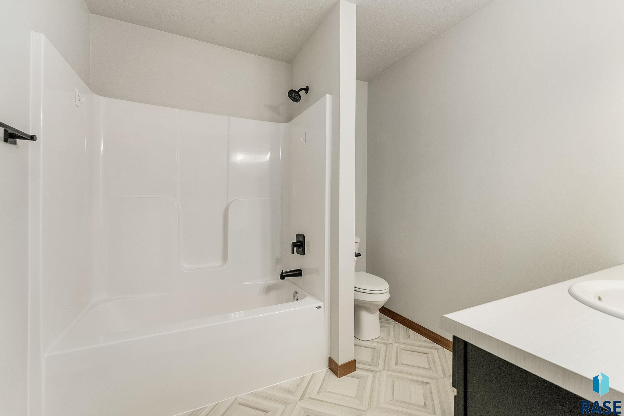 Sioux Falls, South Dakota 57108, United States, 3 Bedrooms Bedrooms, ,2 BathroomsBathrooms,Residential,Contingent,79678