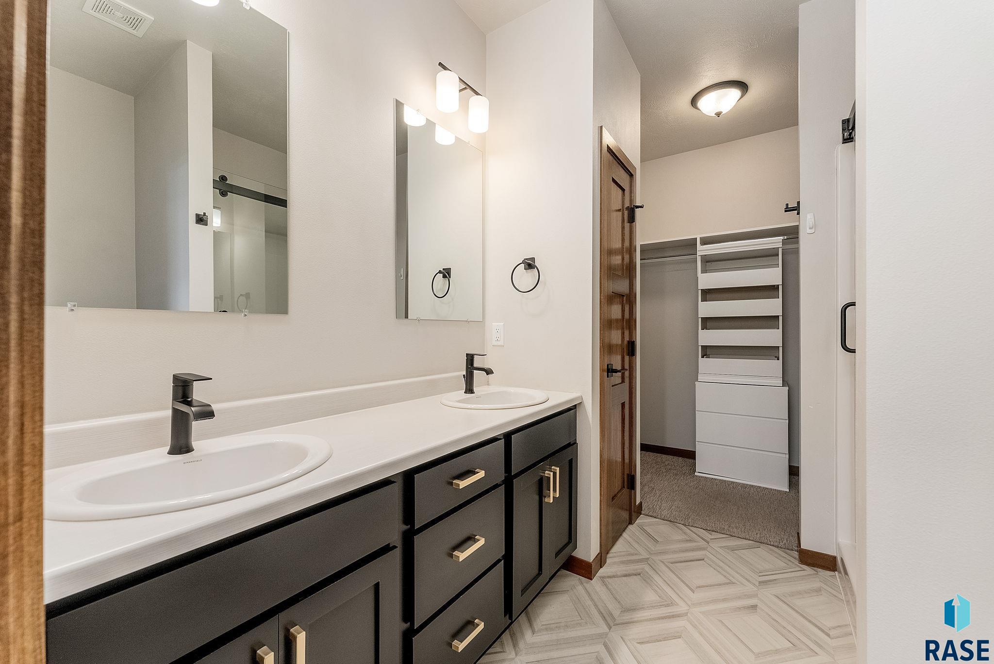 Sioux Falls, South Dakota 57108, United States, 3 Bedrooms Bedrooms, ,2 BathroomsBathrooms,Residential,Contingent,79678