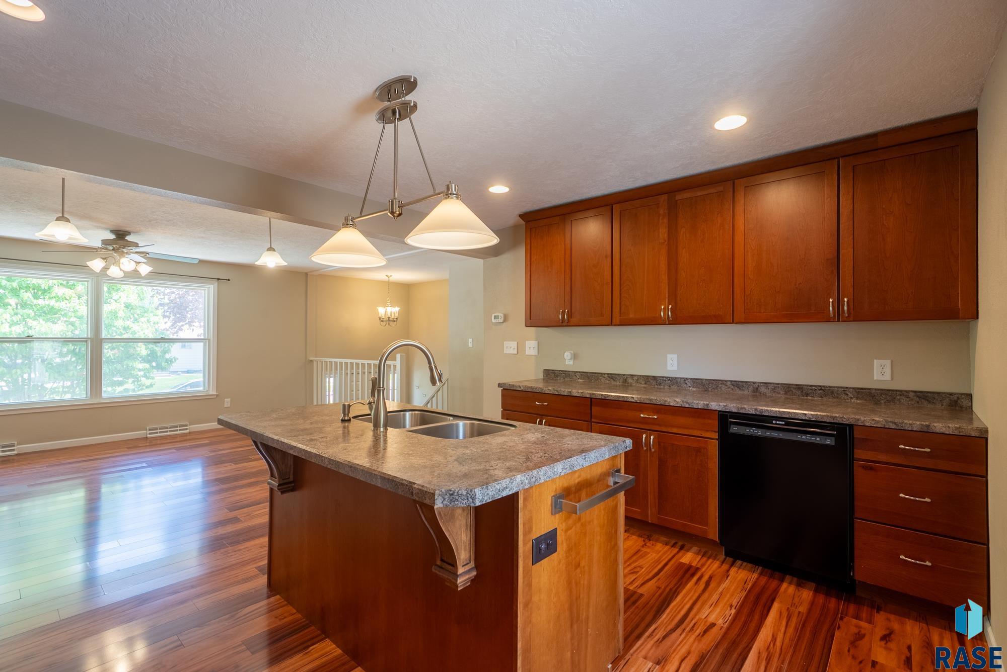 Sioux Falls, South Dakota 57105, United States, 4 Bedrooms Bedrooms, ,2 BathroomsBathrooms,Residential,Active,139404