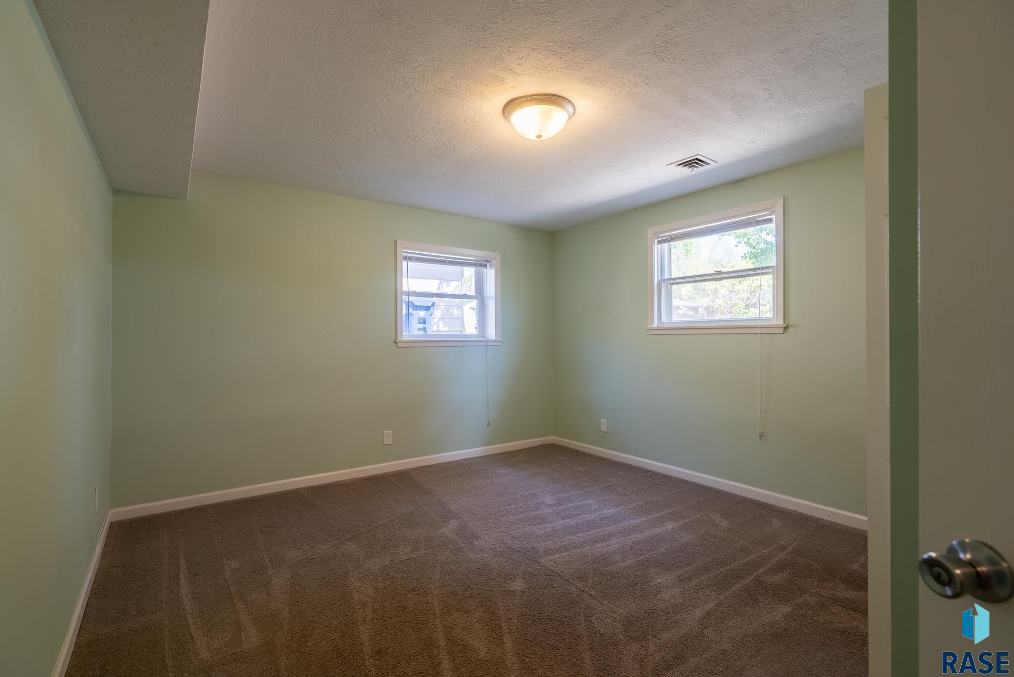 Sioux Falls, South Dakota 57105, United States, 4 Bedrooms Bedrooms, ,2 BathroomsBathrooms,Residential,Active,139404