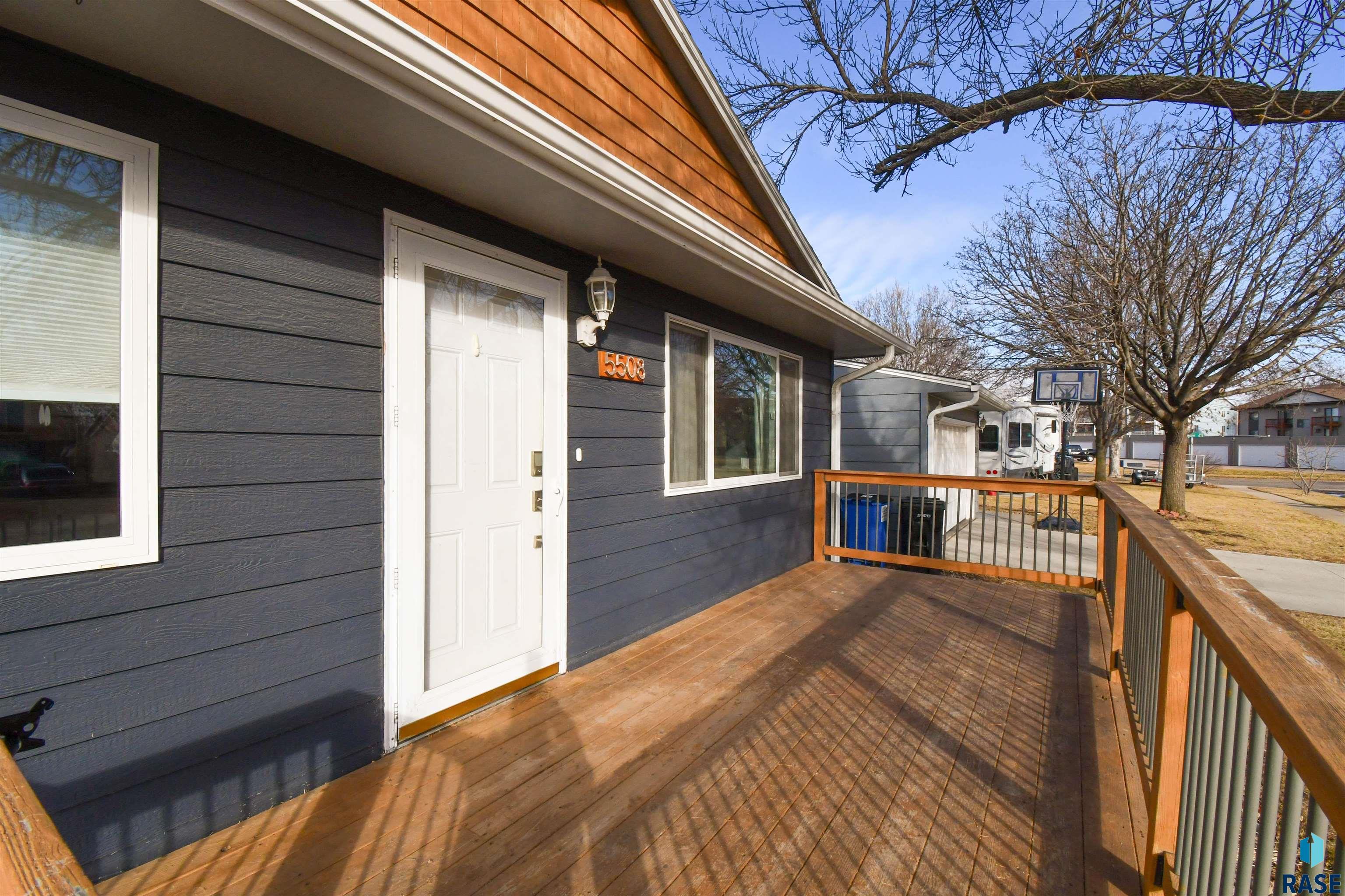 Sioux Falls, South Dakota 57106, United States, 3 Bedrooms Bedrooms, ,2 BathroomsBathrooms,Residential,Contingent,23105