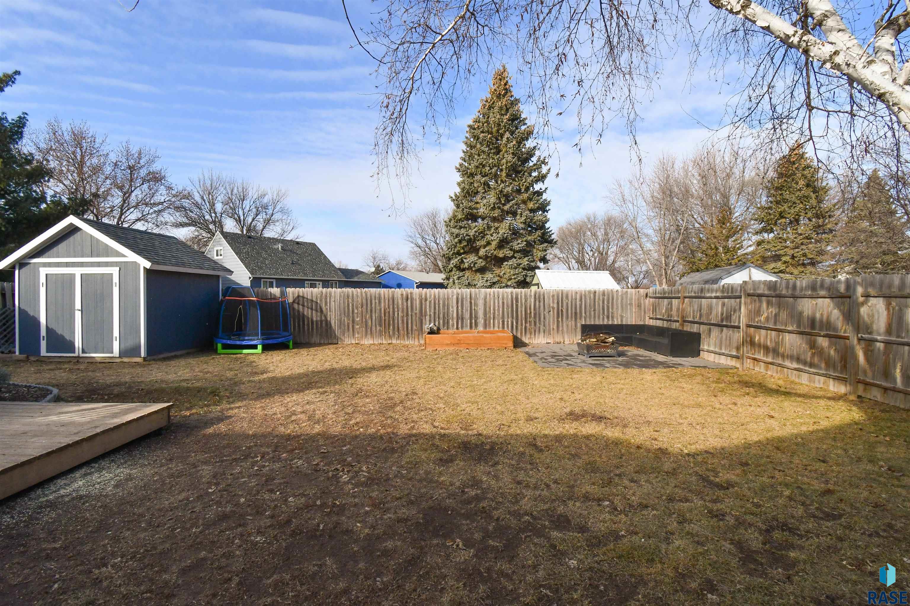 Sioux Falls, South Dakota 57106, United States, 3 Bedrooms Bedrooms, ,2 BathroomsBathrooms,Residential,Contingent,23105