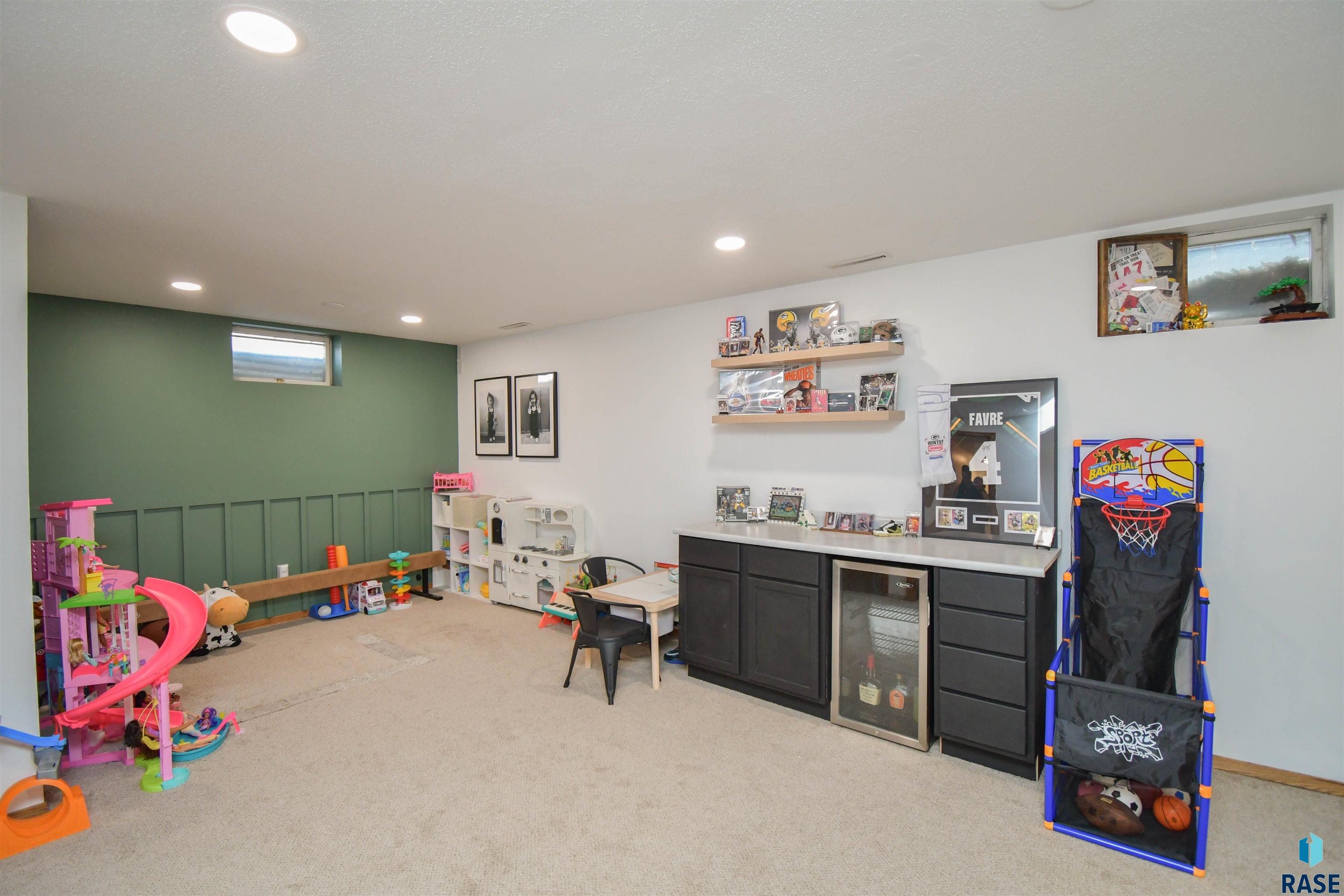 Sioux Falls, South Dakota 57106, United States, 3 Bedrooms Bedrooms, ,2 BathroomsBathrooms,Residential,Contingent,23105