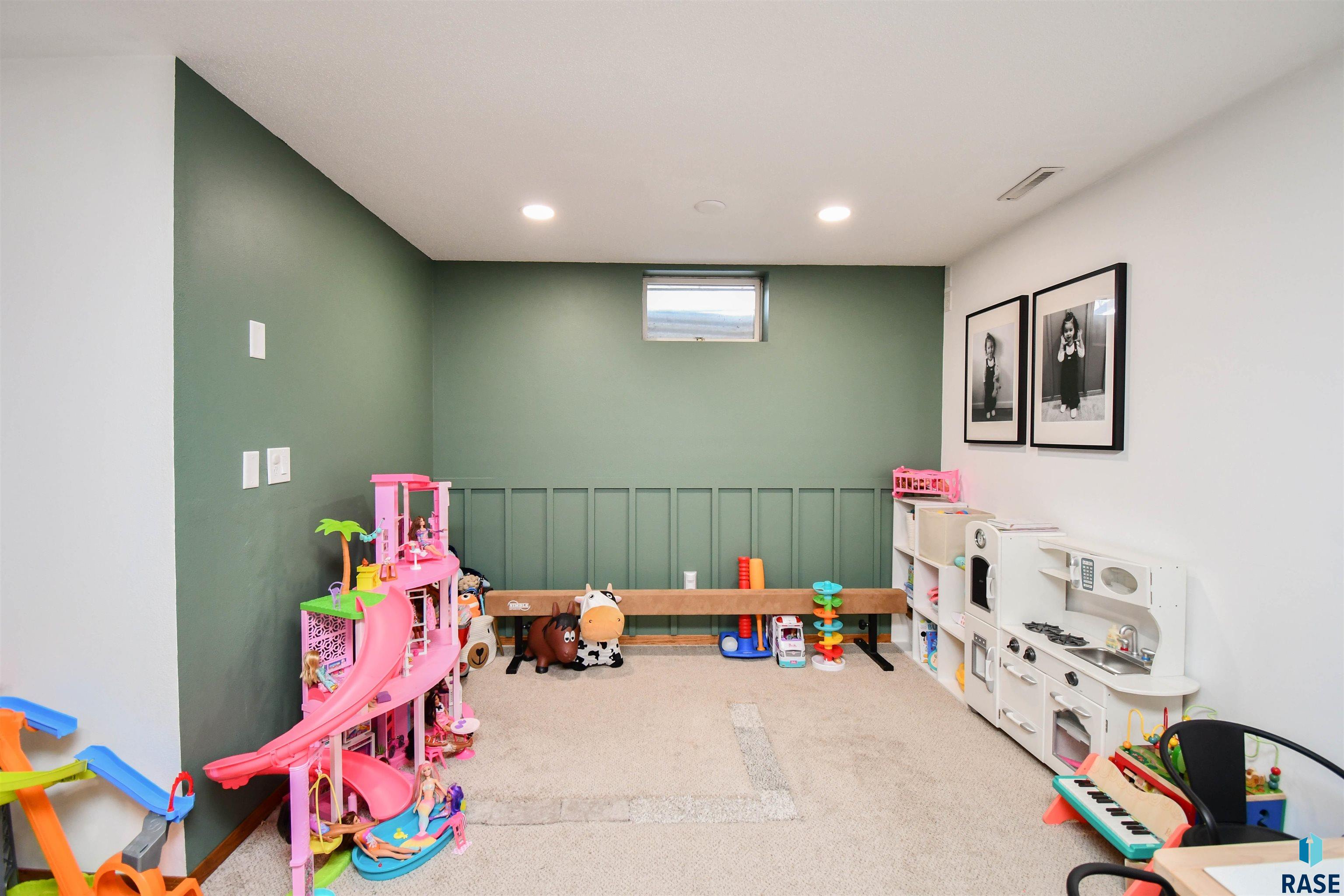 Sioux Falls, South Dakota 57106, United States, 3 Bedrooms Bedrooms, ,2 BathroomsBathrooms,Residential,Contingent,23105