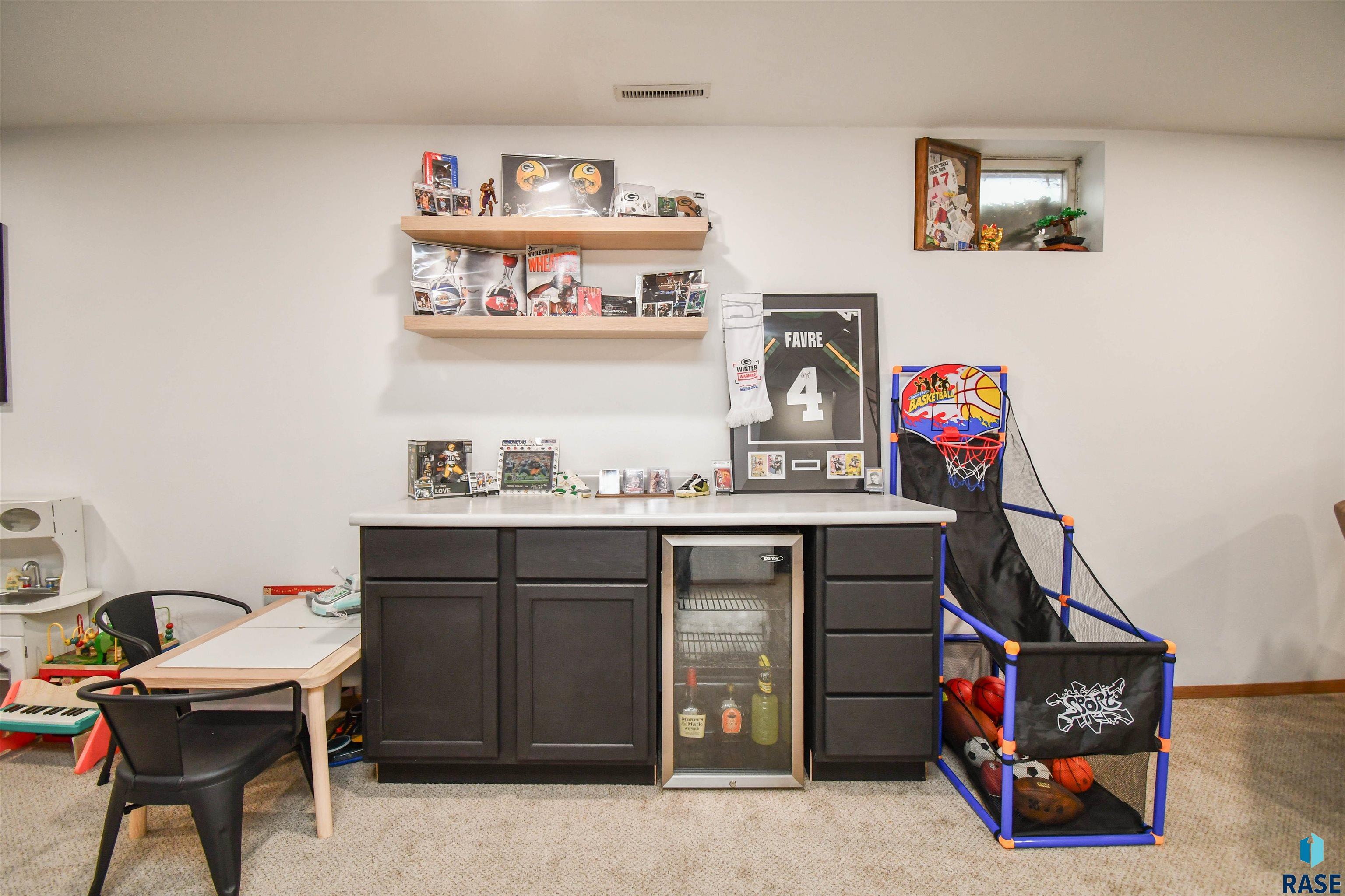 Sioux Falls, South Dakota 57106, United States, 3 Bedrooms Bedrooms, ,2 BathroomsBathrooms,Residential,Contingent,23105