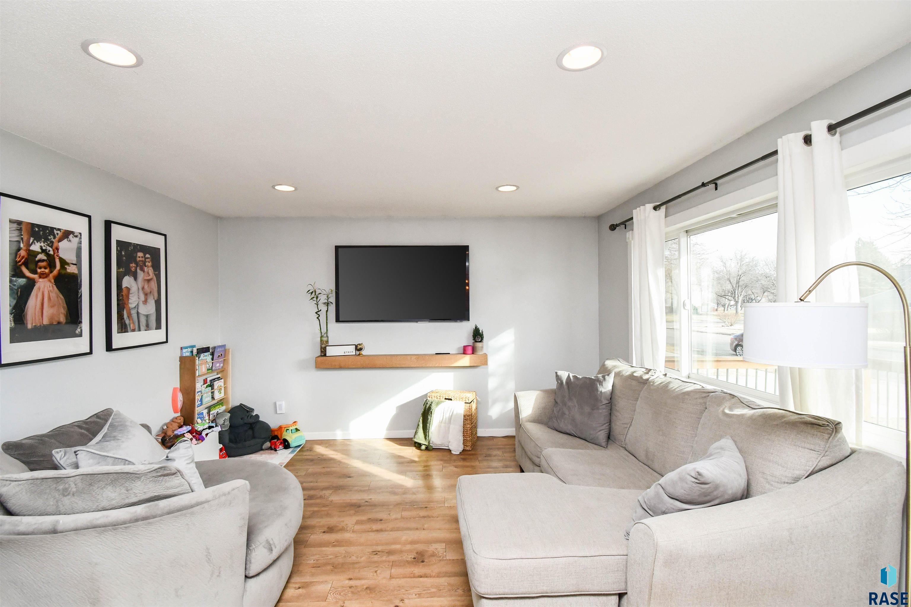 Sioux Falls, South Dakota 57106, United States, 3 Bedrooms Bedrooms, ,2 BathroomsBathrooms,Residential,Contingent,23105