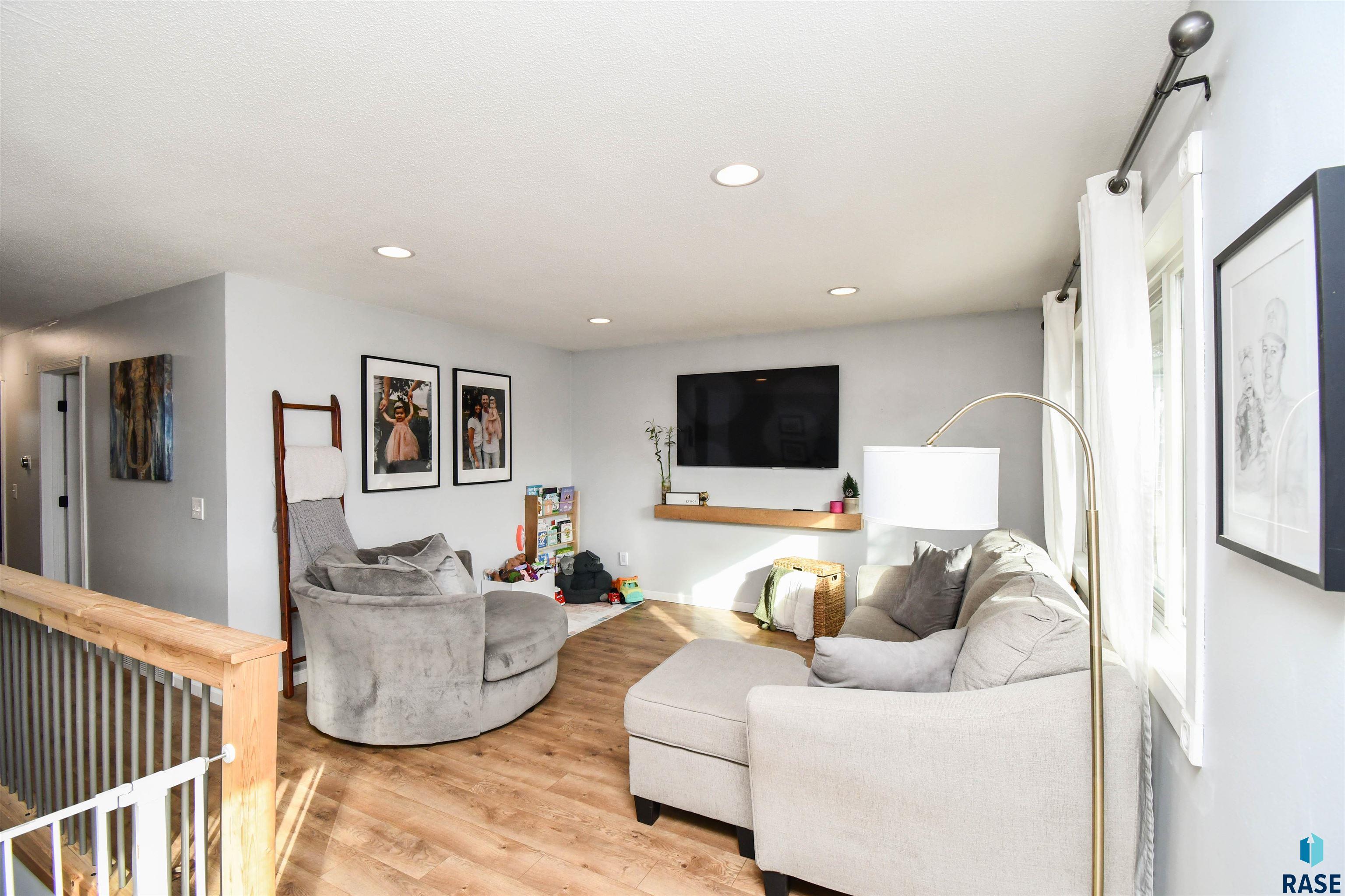 Sioux Falls, South Dakota 57106, United States, 3 Bedrooms Bedrooms, ,2 BathroomsBathrooms,Residential,Contingent,23105