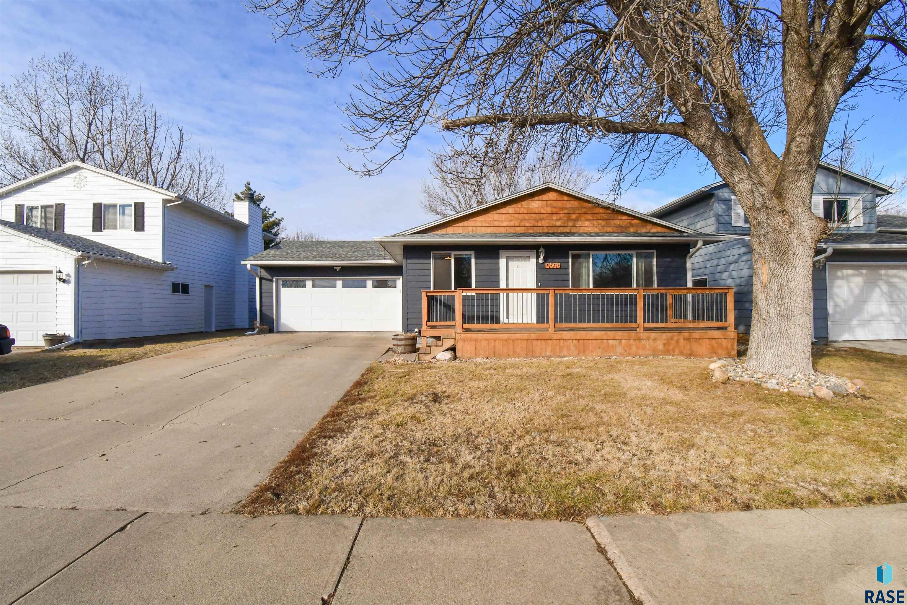Sioux Falls, South Dakota 57106, United States, 3 Bedrooms Bedrooms, ,2 BathroomsBathrooms,Residential,Contingent,23105