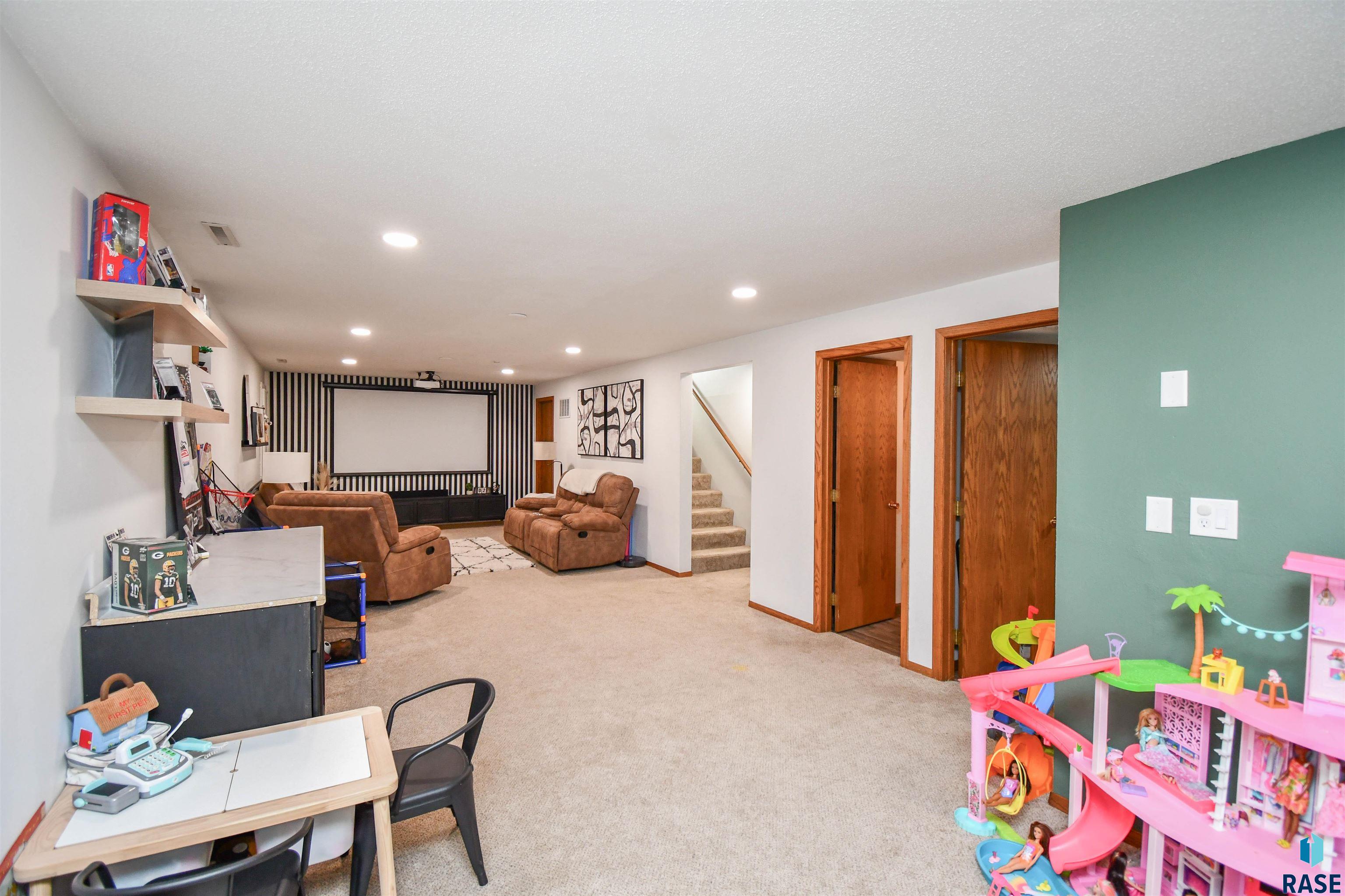 Sioux Falls, South Dakota 57106, United States, 3 Bedrooms Bedrooms, ,2 BathroomsBathrooms,Residential,Contingent,23105