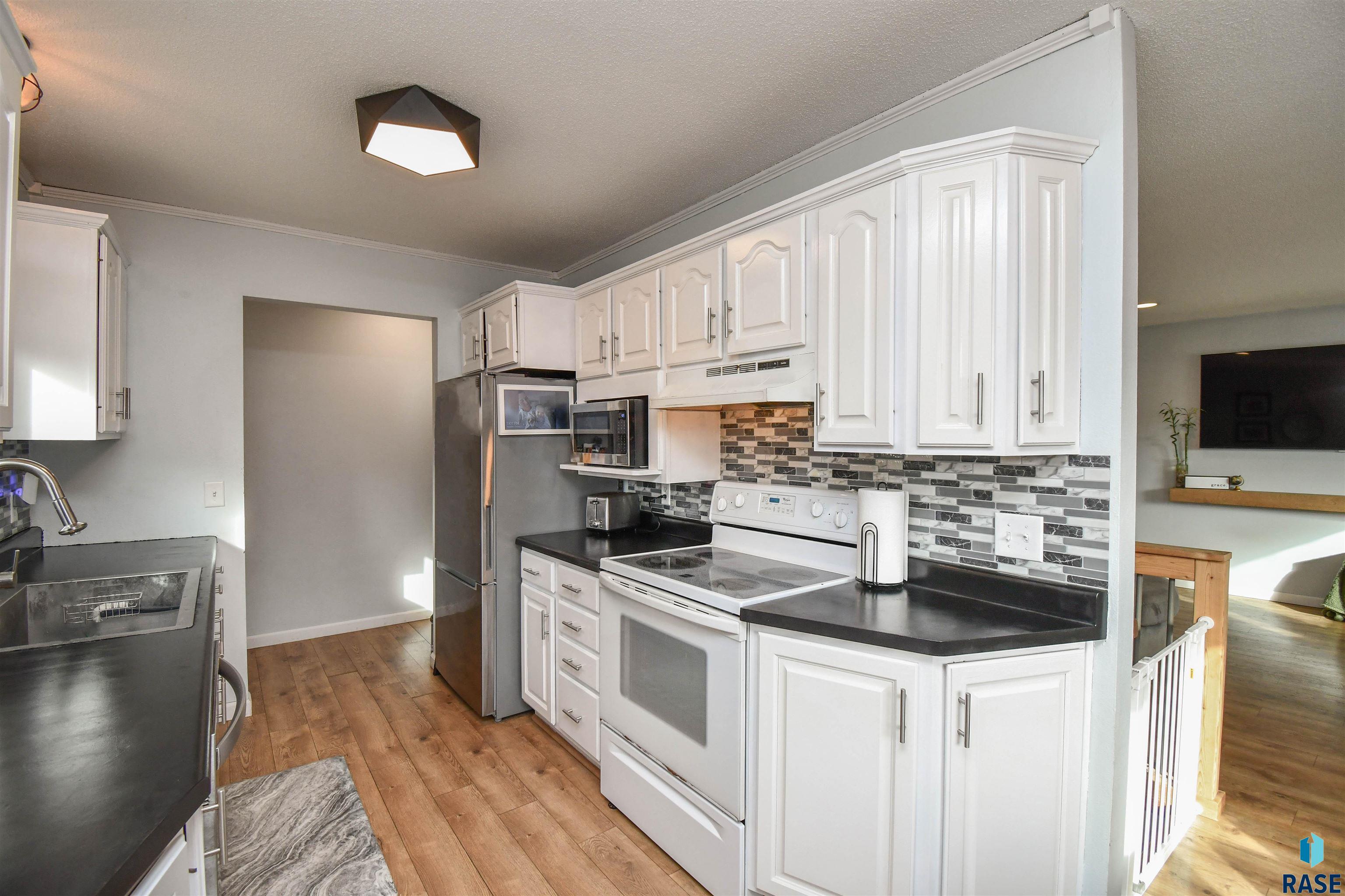 Sioux Falls, South Dakota 57106, United States, 3 Bedrooms Bedrooms, ,2 BathroomsBathrooms,Residential,Contingent,23105