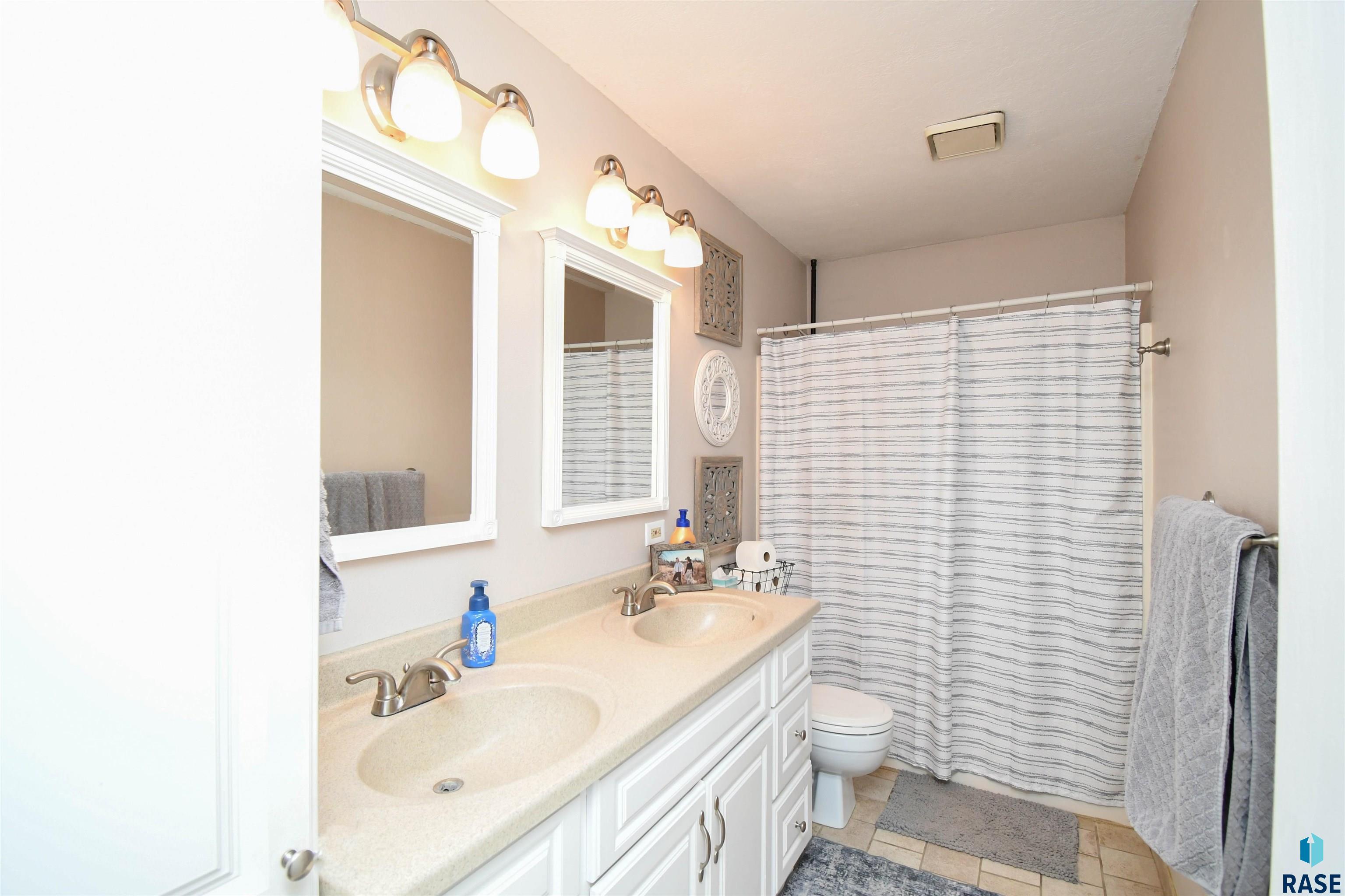 Sioux Falls, South Dakota 57106, United States, 3 Bedrooms Bedrooms, ,2 BathroomsBathrooms,Residential,Contingent,23105