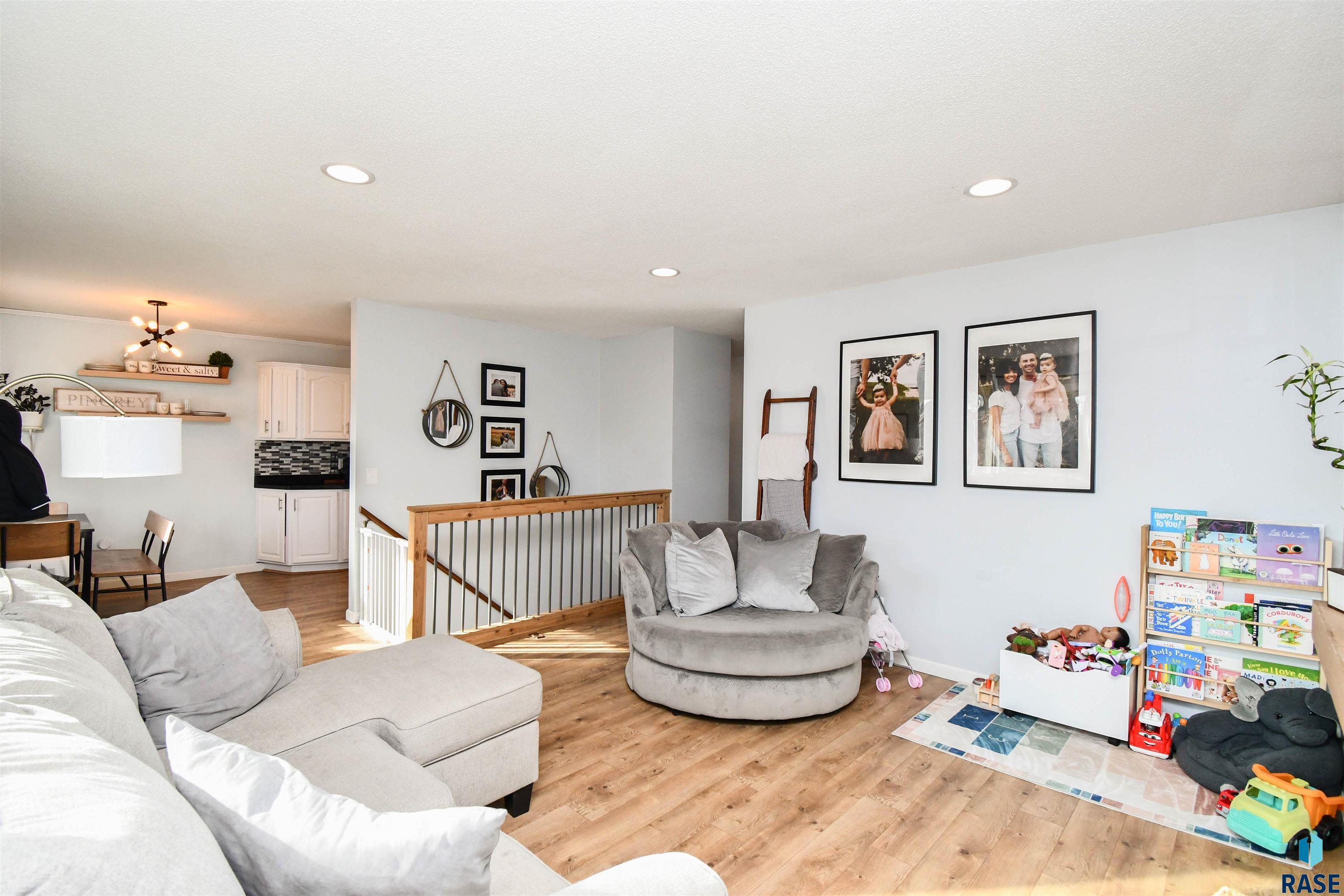 Sioux Falls, South Dakota 57106, United States, 3 Bedrooms Bedrooms, ,2 BathroomsBathrooms,Residential,Contingent,23105