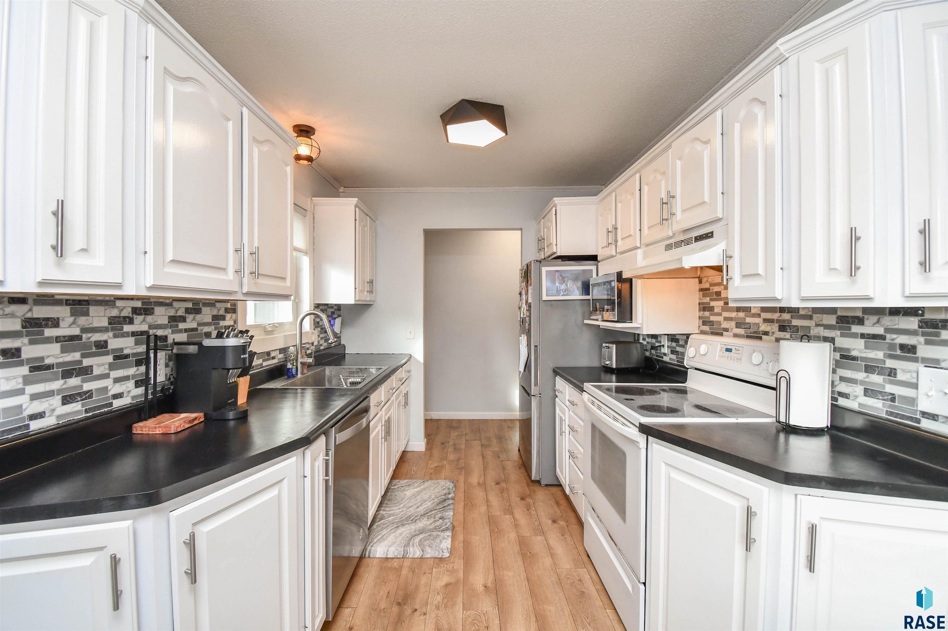 Sioux Falls, South Dakota 57106, United States, 3 Bedrooms Bedrooms, ,2 BathroomsBathrooms,Residential,Contingent,23105