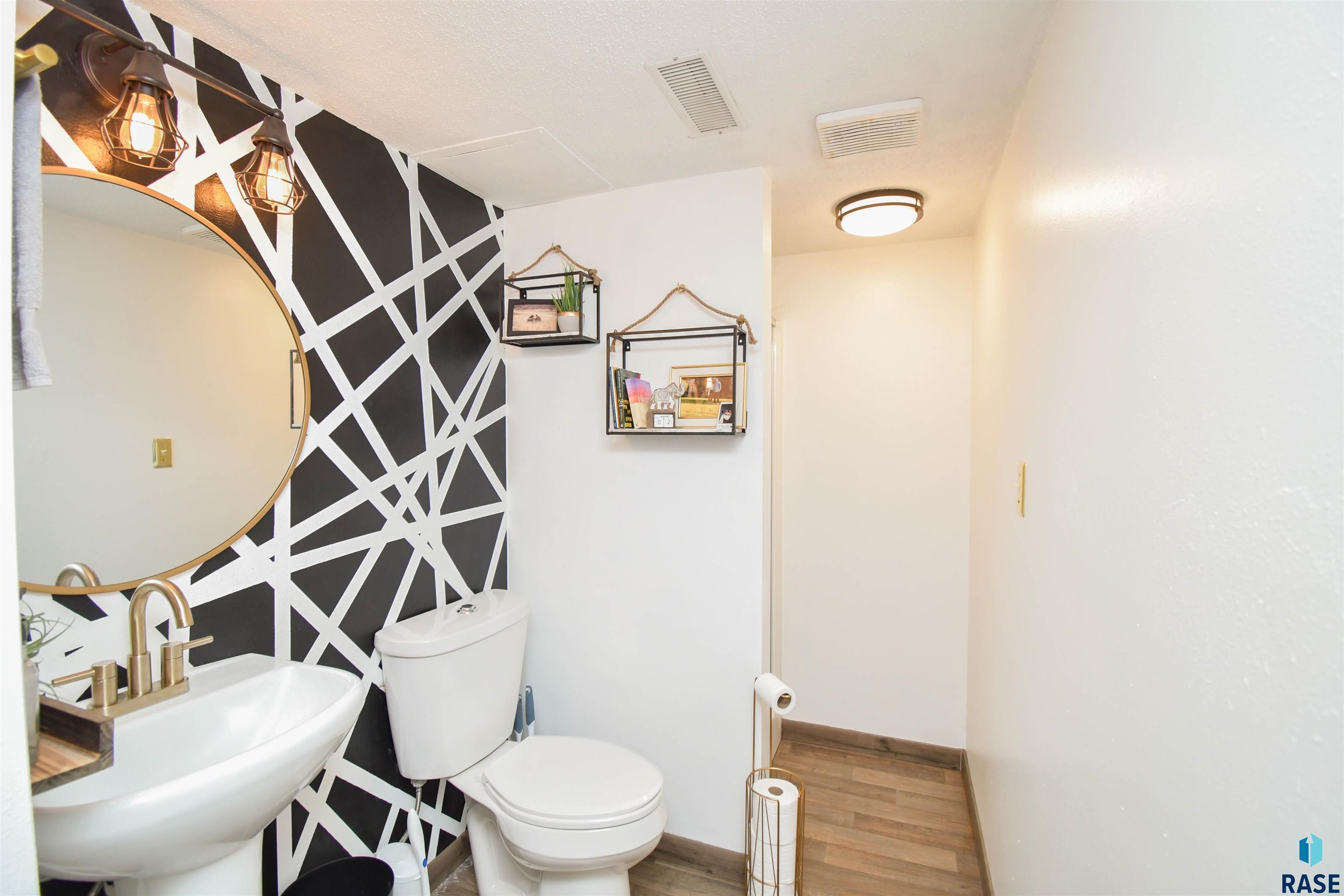 Sioux Falls, South Dakota 57106, United States, 3 Bedrooms Bedrooms, ,2 BathroomsBathrooms,Residential,Contingent,23105