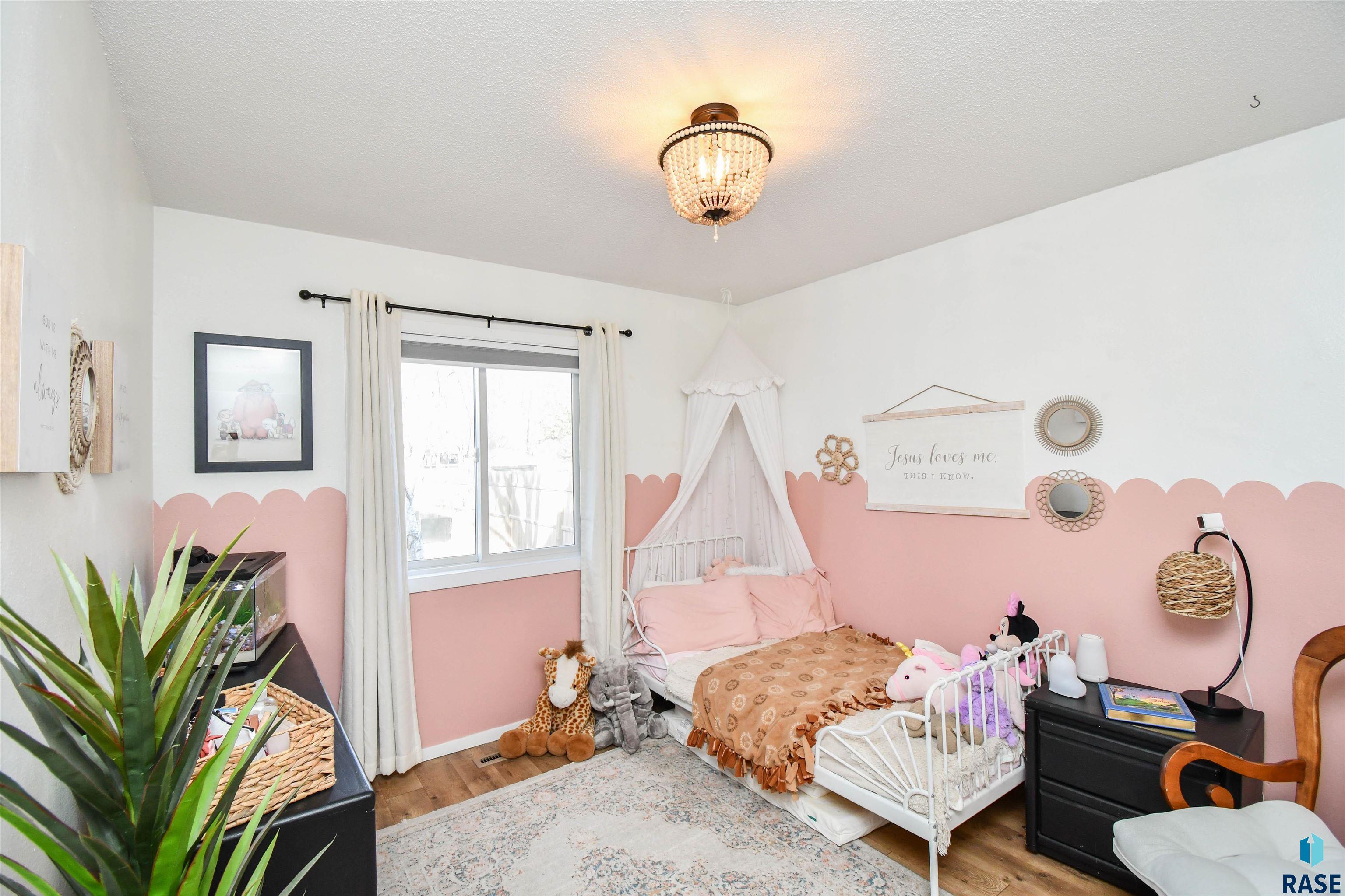 Sioux Falls, South Dakota 57106, United States, 3 Bedrooms Bedrooms, ,2 BathroomsBathrooms,Residential,Contingent,23105