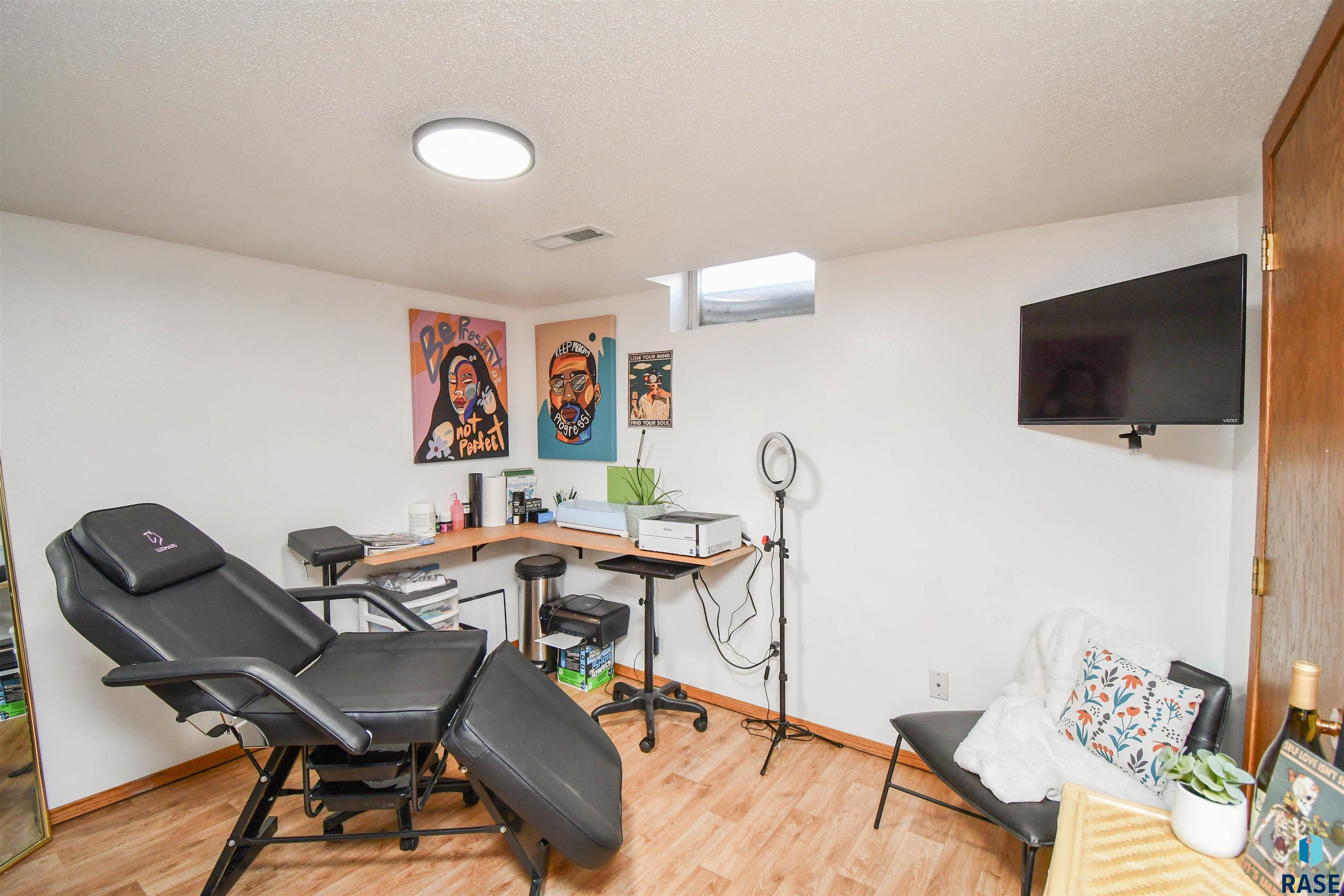 Sioux Falls, South Dakota 57106, United States, 3 Bedrooms Bedrooms, ,2 BathroomsBathrooms,Residential,Contingent,23105