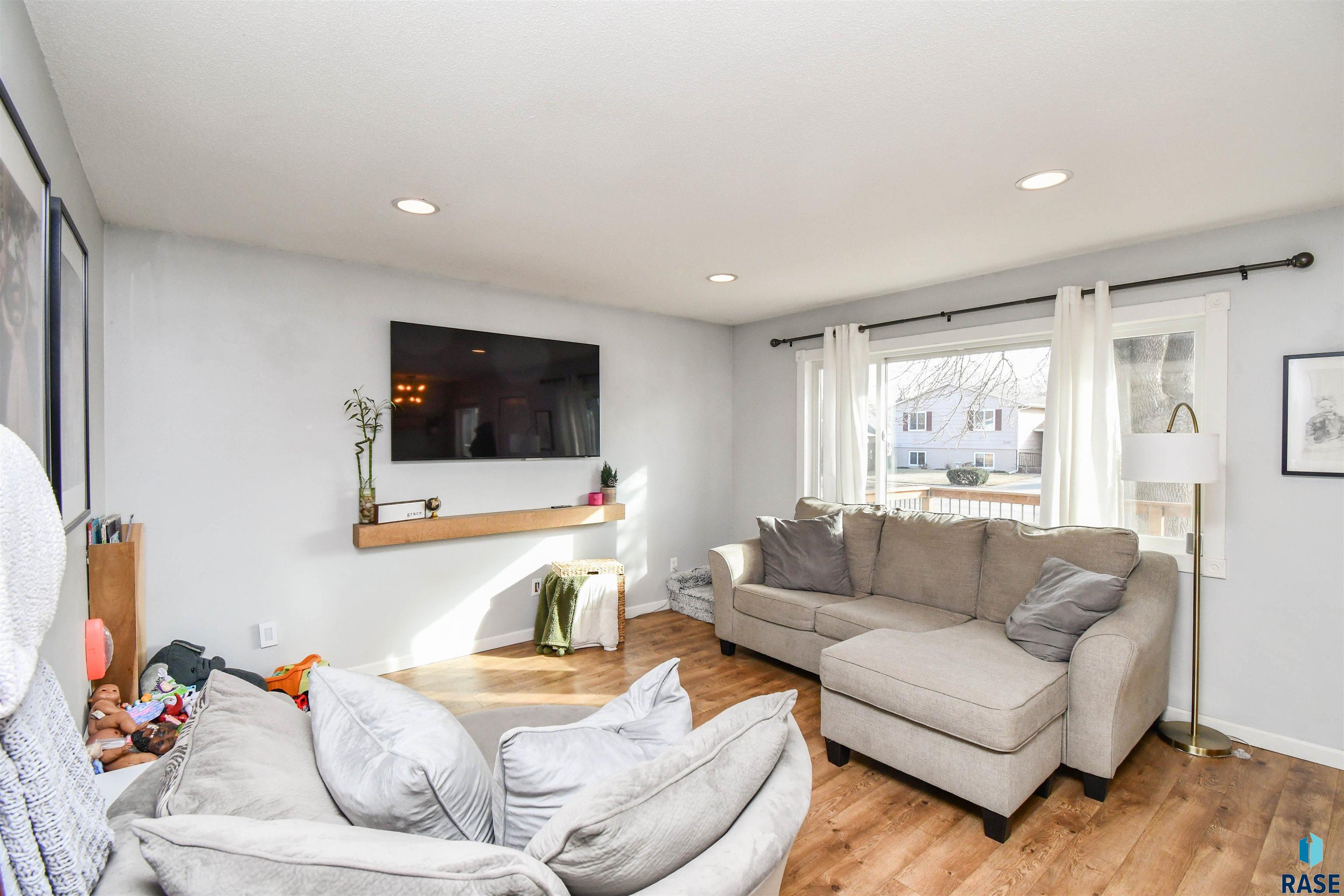 Sioux Falls, South Dakota 57106, United States, 3 Bedrooms Bedrooms, ,2 BathroomsBathrooms,Residential,Contingent,23105