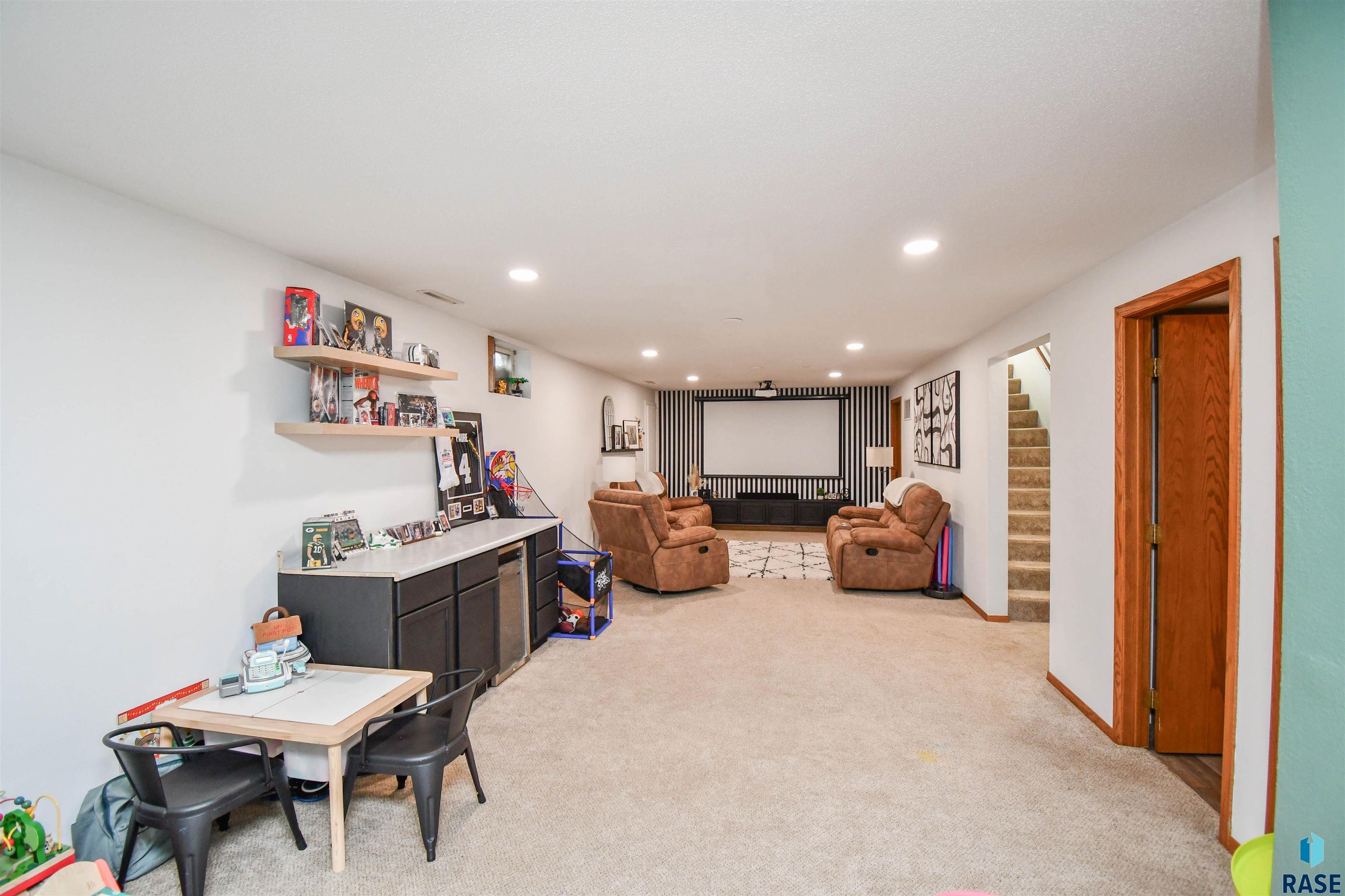 Sioux Falls, South Dakota 57106, United States, 3 Bedrooms Bedrooms, ,2 BathroomsBathrooms,Residential,Contingent,23105