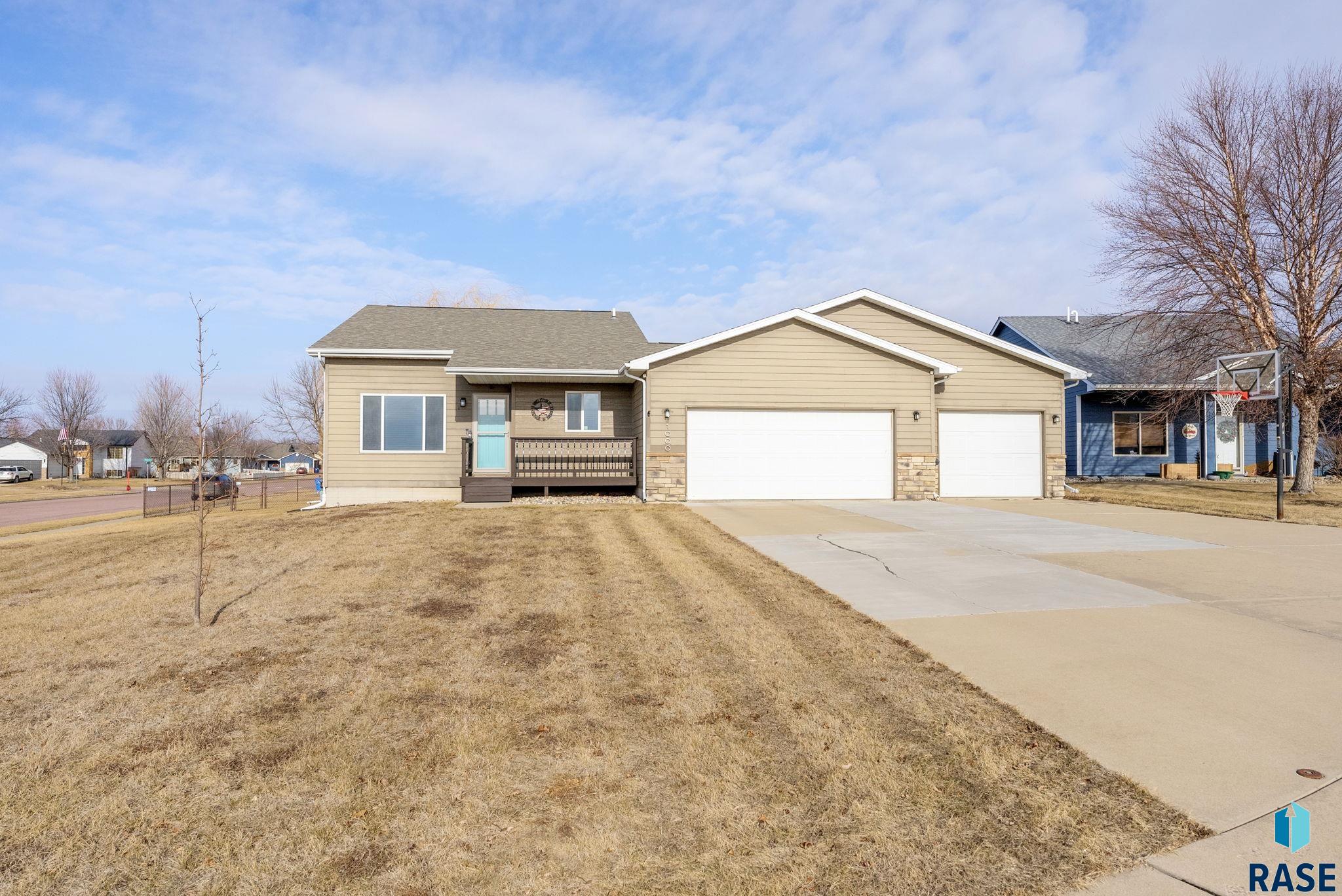 1000 Greyhawk Cir Circle, Harrisburg, South Dakota image 1