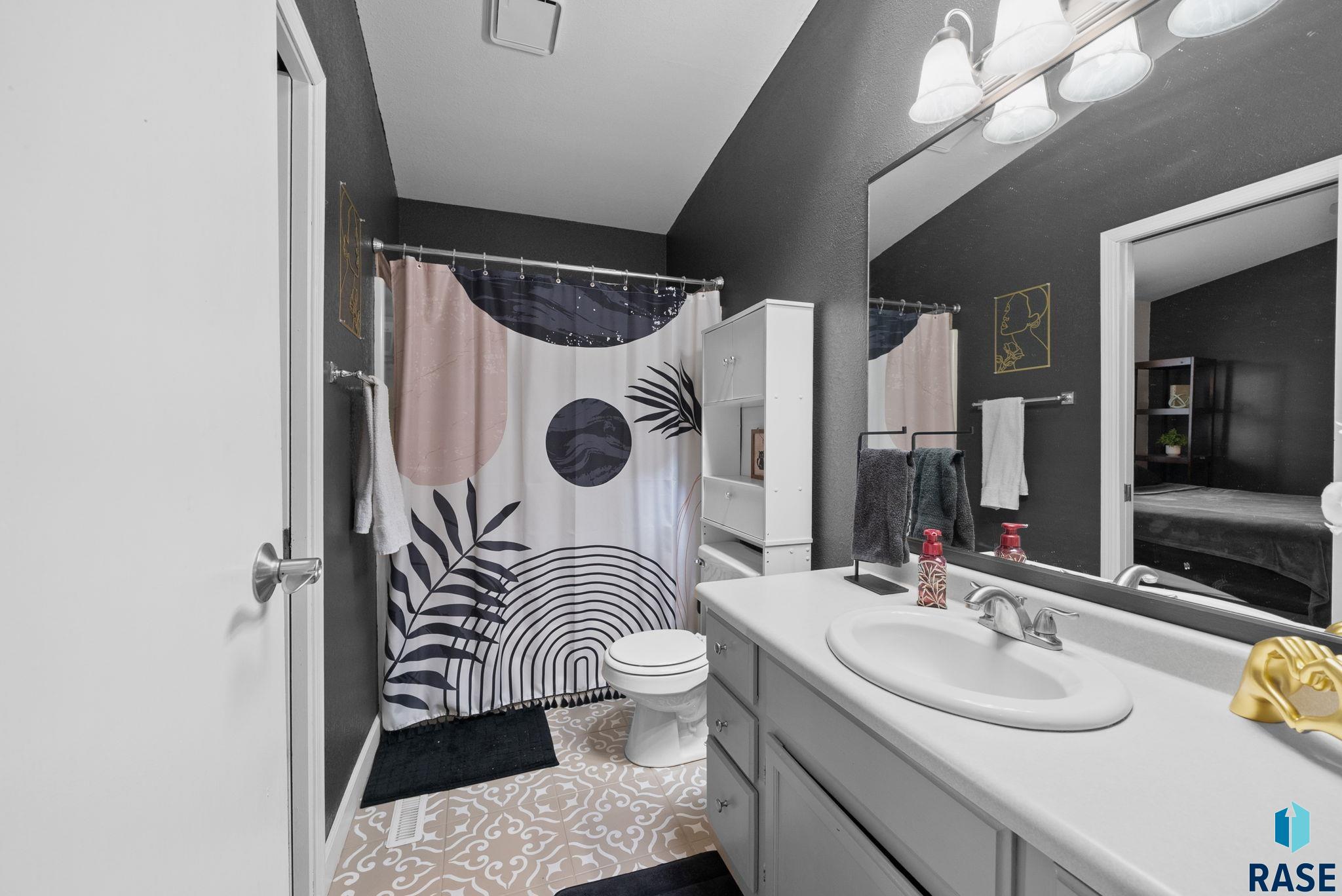 Sioux Falls, South Dakota 57110, United States, 3 Bedrooms Bedrooms, ,2 BathroomsBathrooms,Residential,Pending,117782