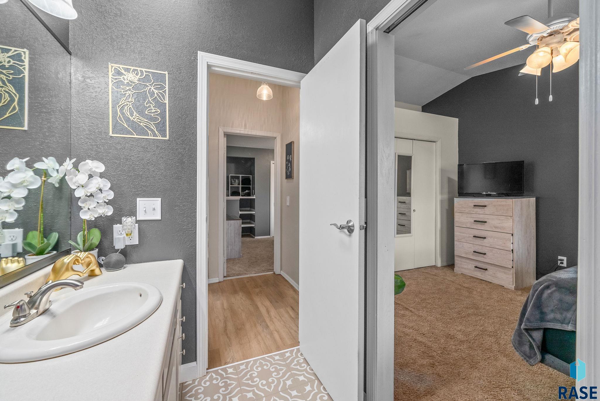 Sioux Falls, South Dakota 57110, United States, 3 Bedrooms Bedrooms, ,2 BathroomsBathrooms,Residential,Pending,117782