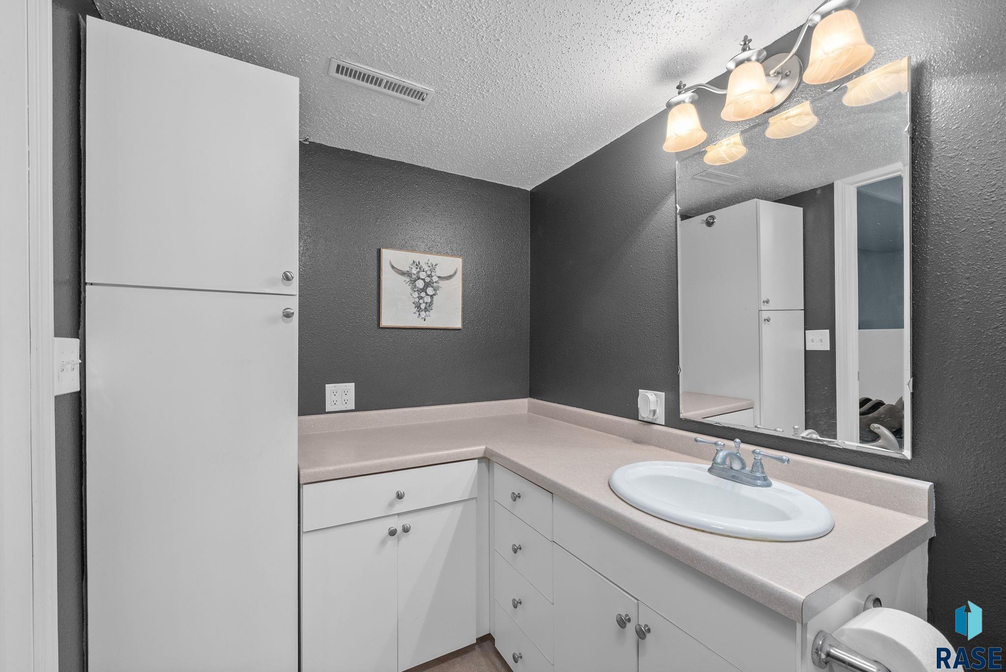 Sioux Falls, South Dakota 57110, United States, 3 Bedrooms Bedrooms, ,2 BathroomsBathrooms,Residential,Pending,117782