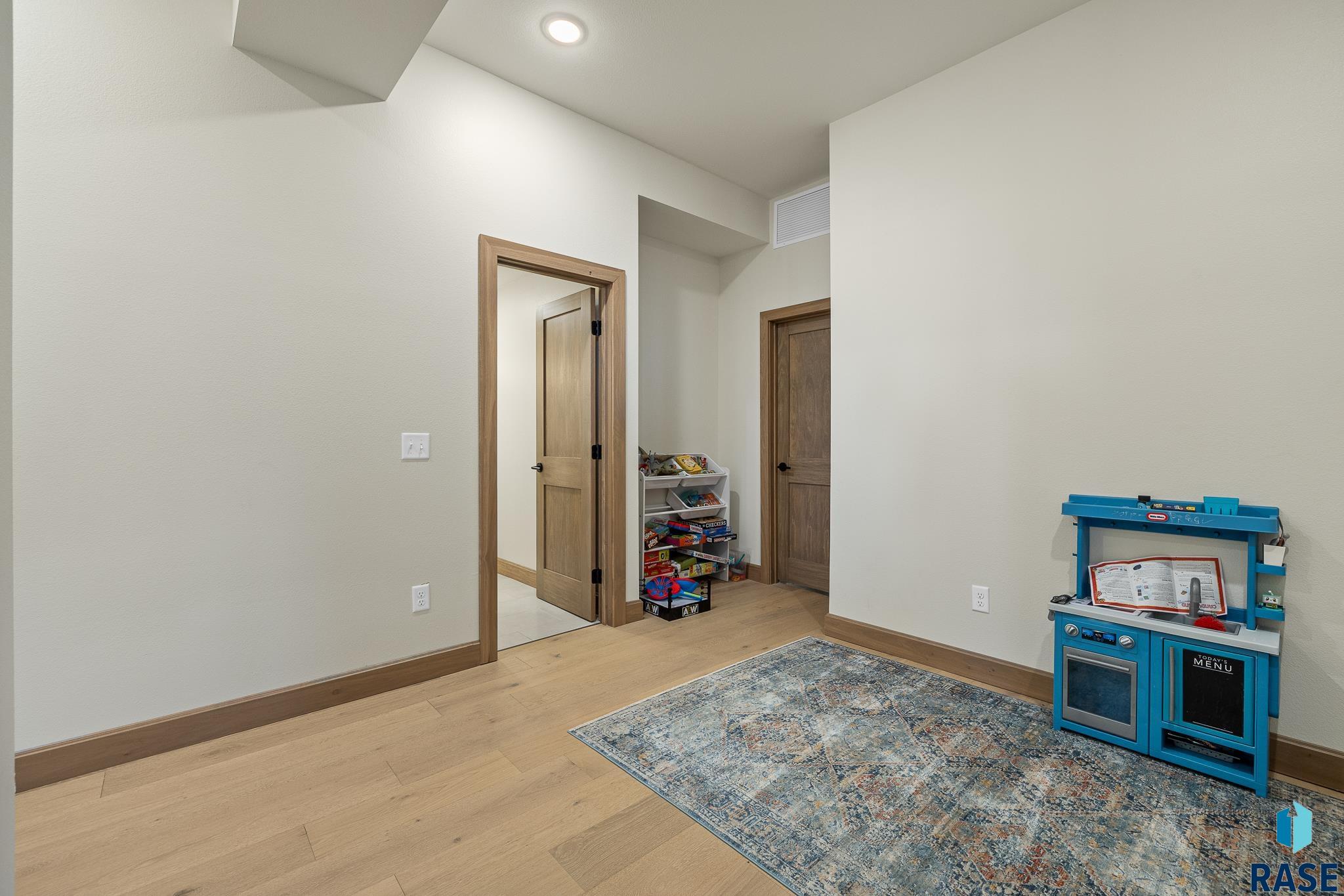 Sturgis, South Dakota 57785, United States, 5 Bedrooms Bedrooms, ,6 BathroomsBathrooms,Residential,Active,37774