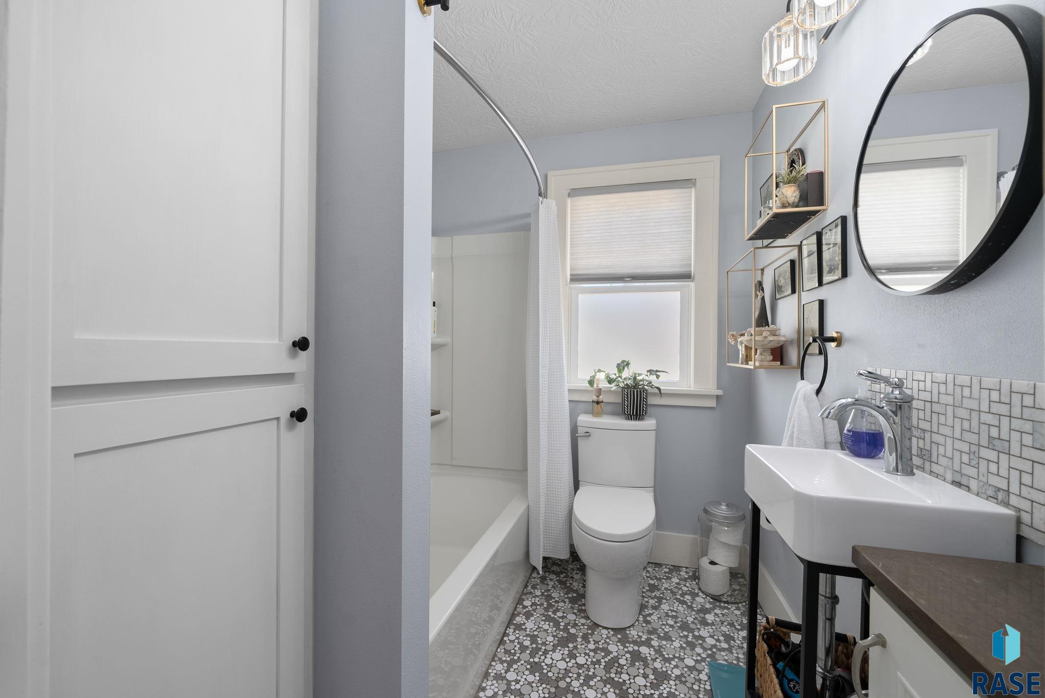 Sioux Falls, South Dakota 57105, United States, 3 Bedrooms Bedrooms, ,2 BathroomsBathrooms,Residential,Active,119544