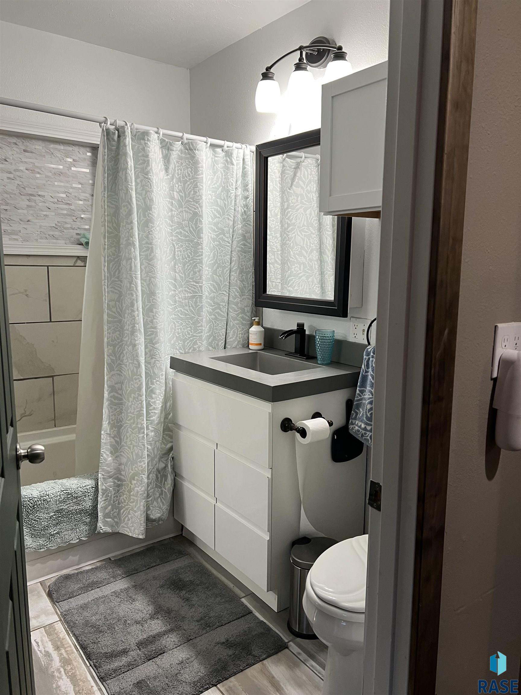 Tyndall, South Dakota 57066, United States, 3 Bedrooms Bedrooms, ,2 BathroomsBathrooms,Residential,Active,135274