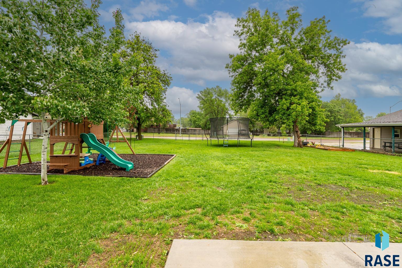 208 E Glennwood Dr Drive, Brandon, South Dakota image 3