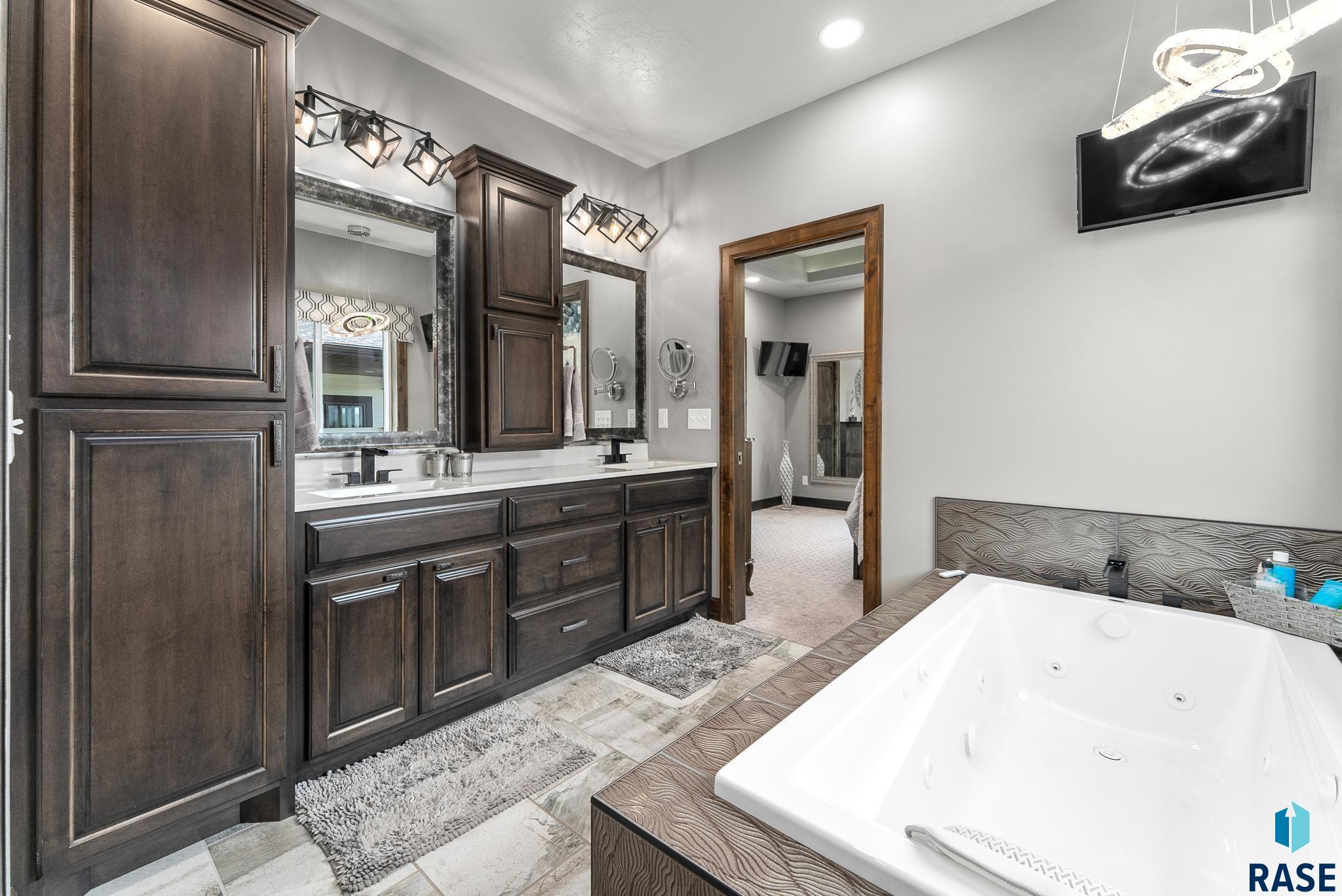 Sioux Falls, South Dakota 57110, United States, 2 Bedrooms Bedrooms, ,3 BathroomsBathrooms,Residential,Active,13204