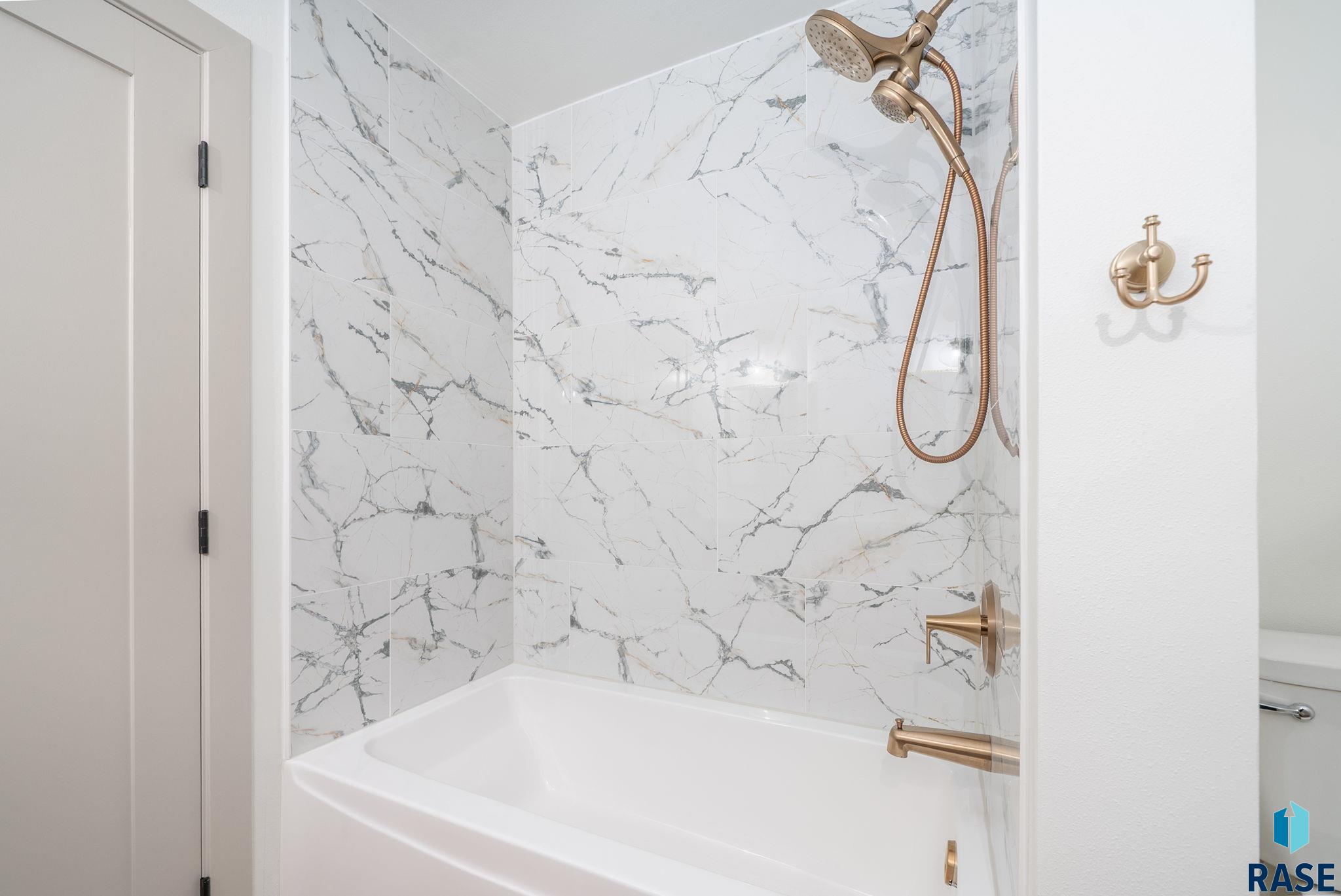 Harrisburg, South Dakota 57032, United States, 9 Bedrooms Bedrooms, ,8 BathroomsBathrooms,Residential,Active,226164