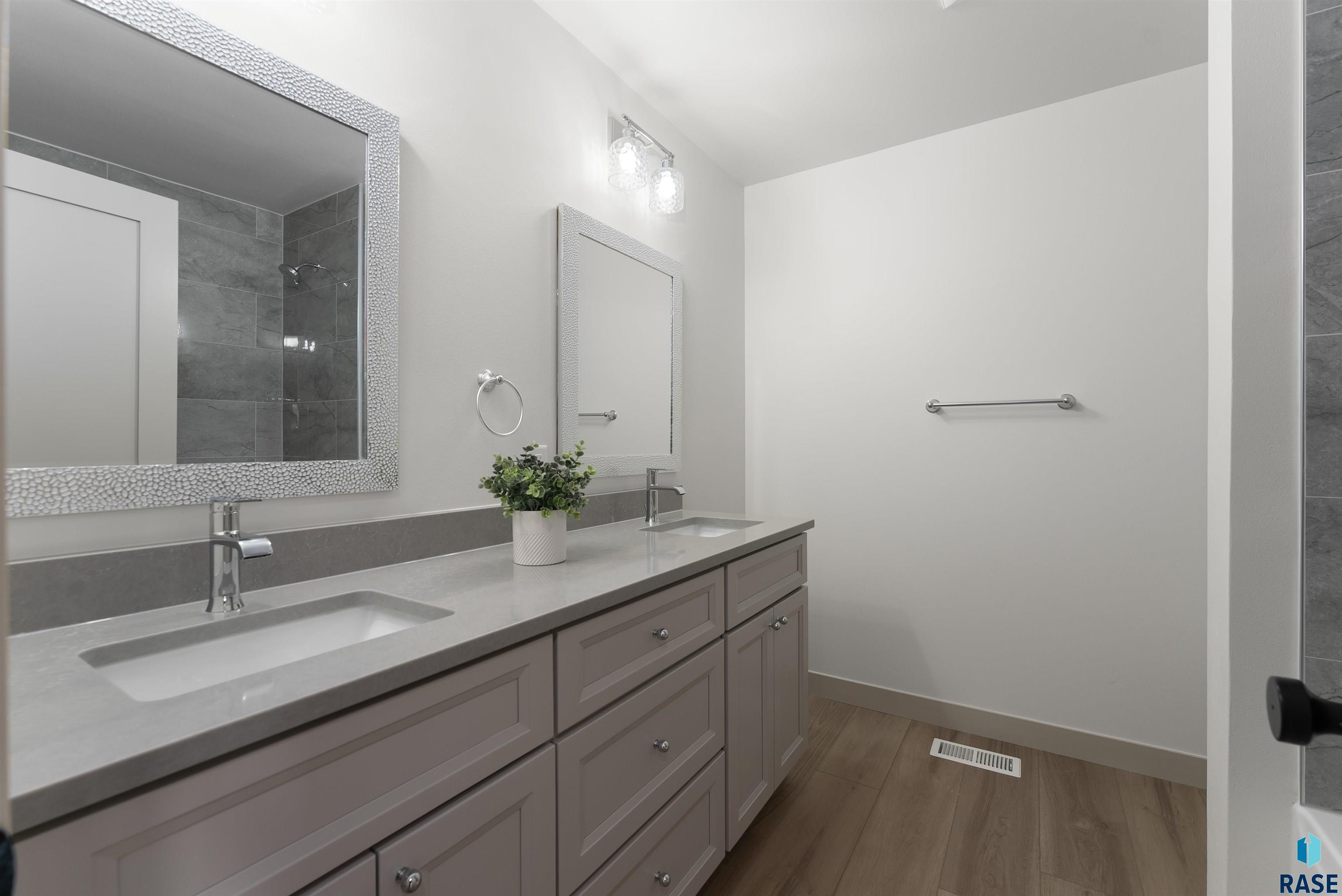 Harrisburg, South Dakota 57032, United States, 9 Bedrooms Bedrooms, ,8 BathroomsBathrooms,Residential,Active,226164