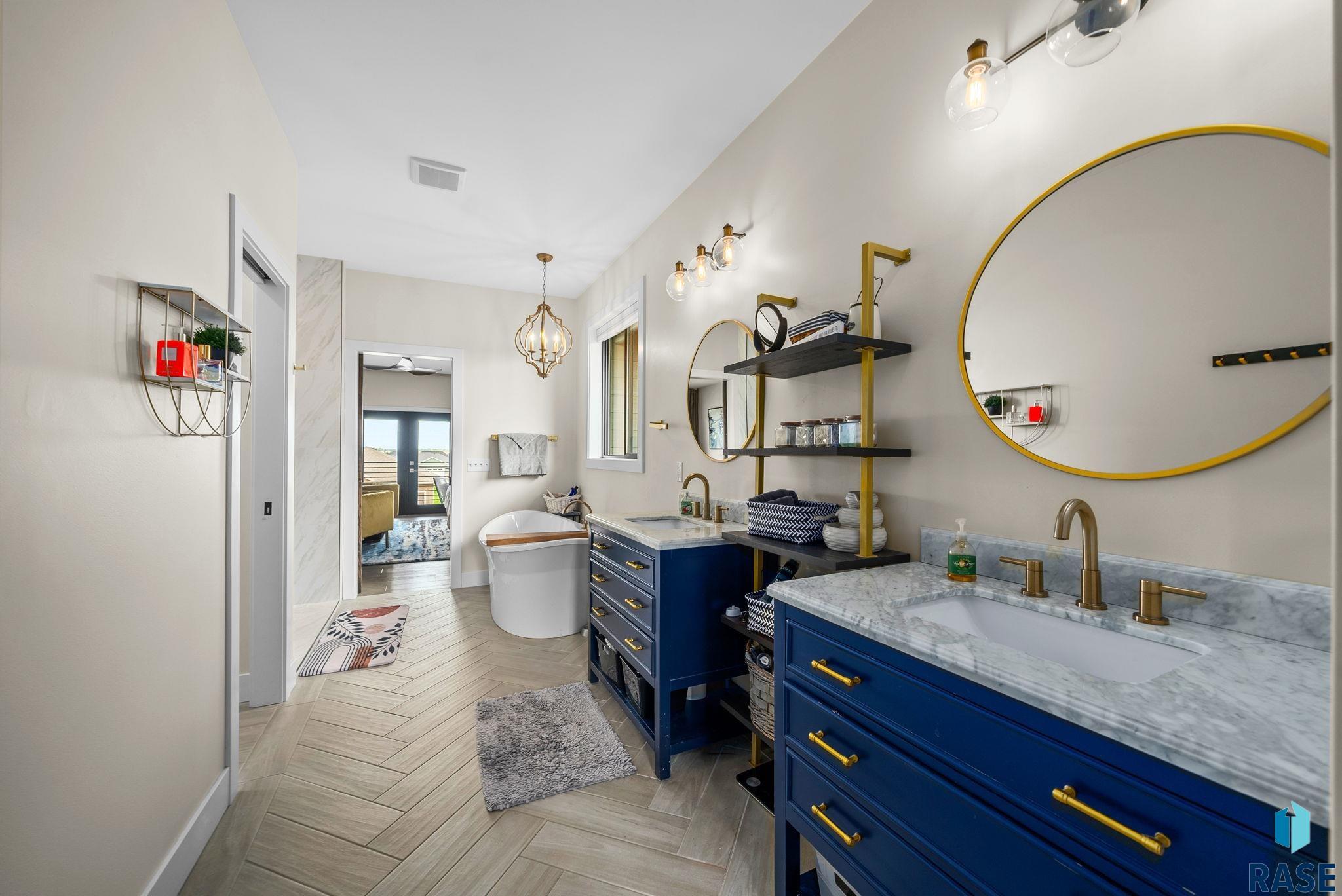 Sioux Falls, South Dakota 57107, United States, 4 Bedrooms Bedrooms, ,3 BathroomsBathrooms,Residential,Active,219212